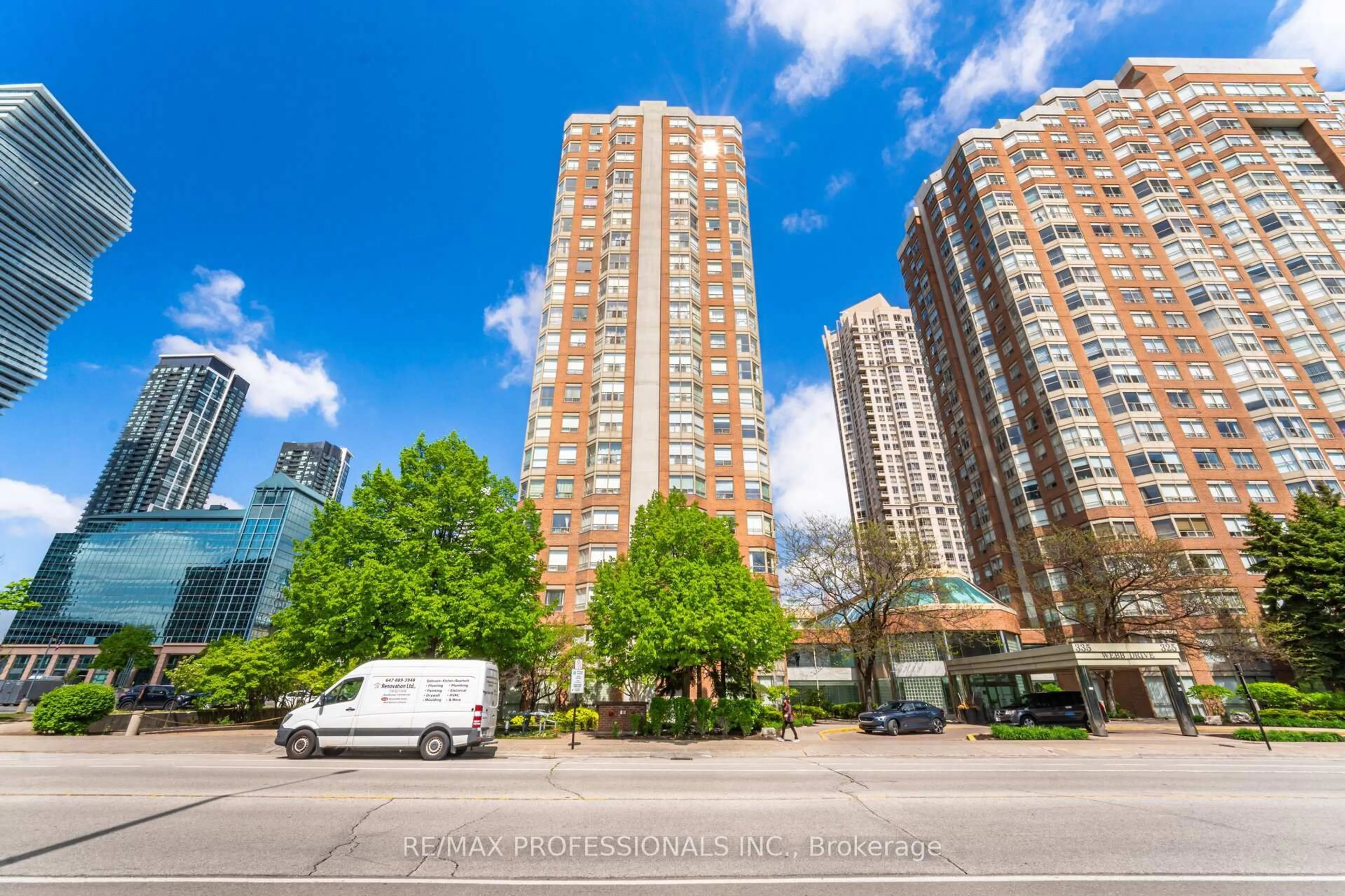 A pic from outside/outdoor area/front of a property/back of a property/a pic from drone, city buildings view from balcony for 335 Webb Dr #1606, Mississauga Ontario L5B 3Z9
