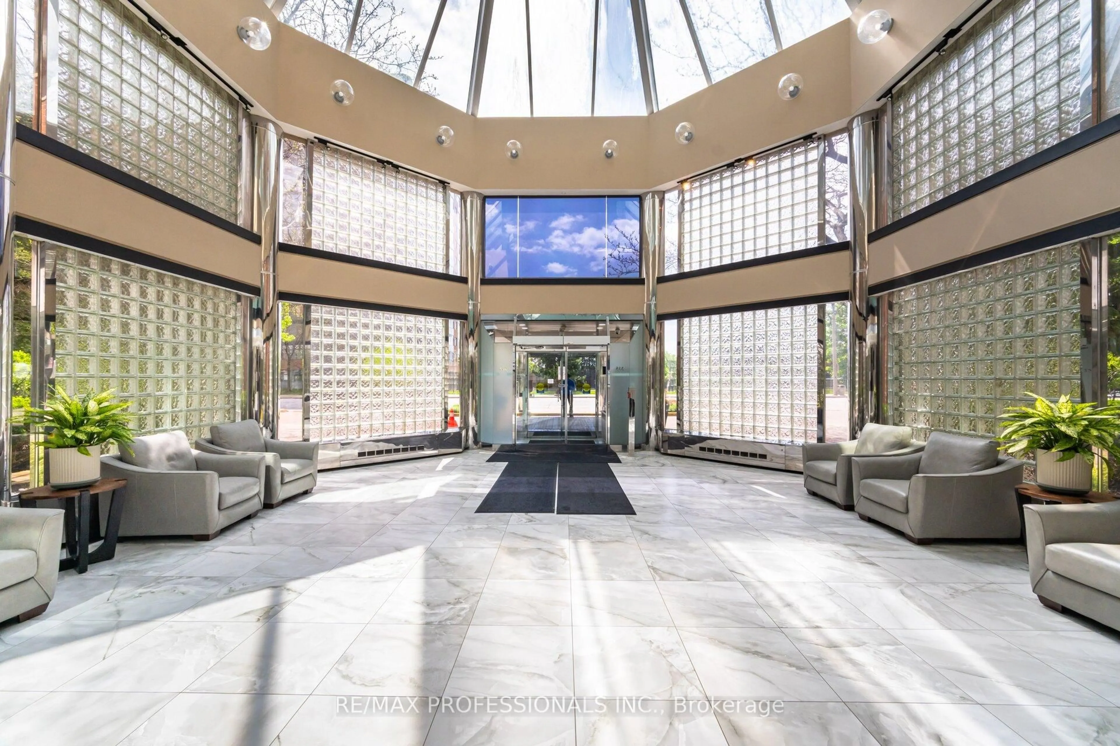 Indoor foyer for 335 Webb Dr #1606, Mississauga Ontario L5B 3Z9