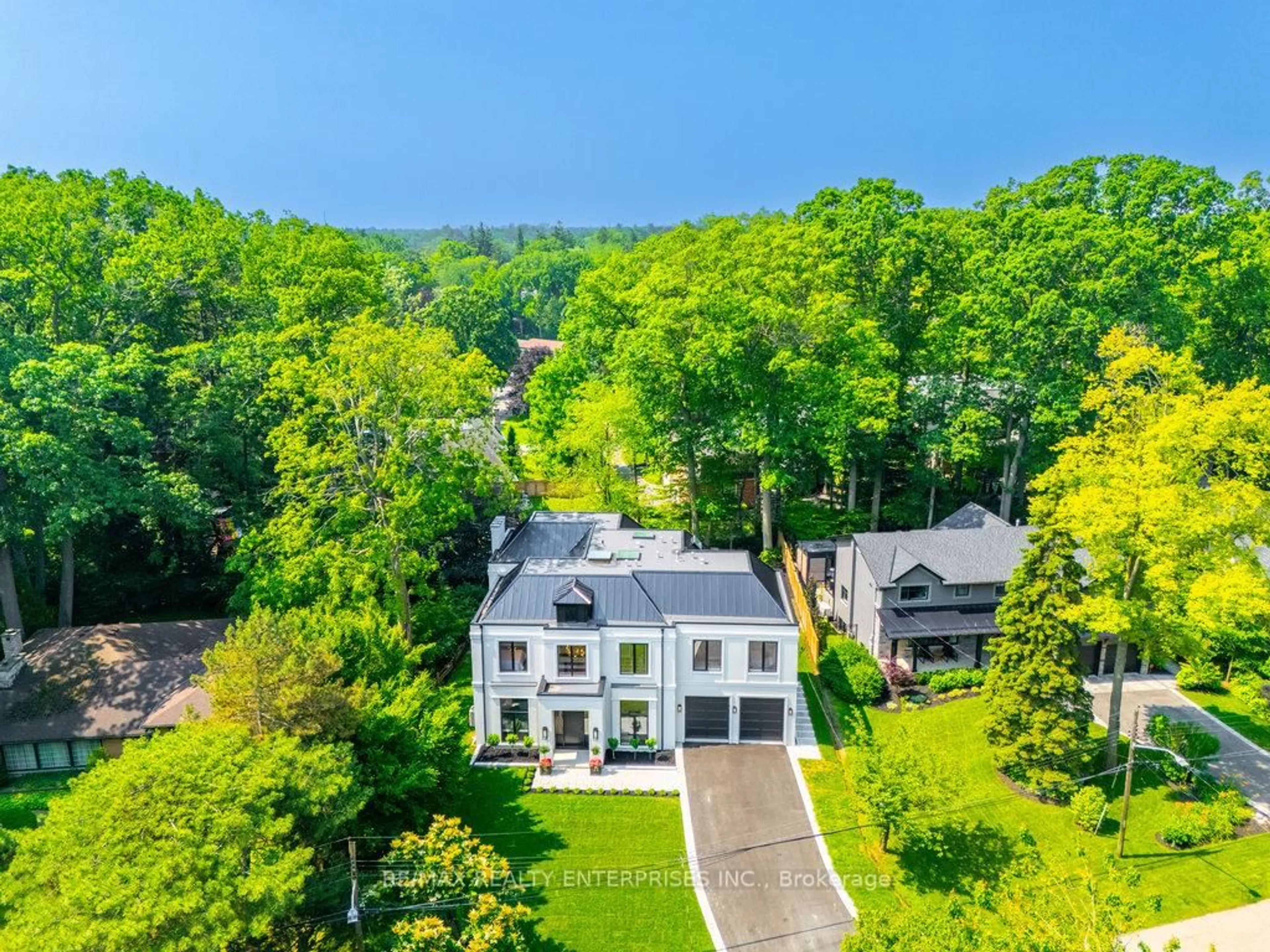 A pic from outside/outdoor area/front of a property/back of a property/a pic from drone, unknown for 1380 Birchwood Heights Dr, Mississauga Ontario L5G 2Y2