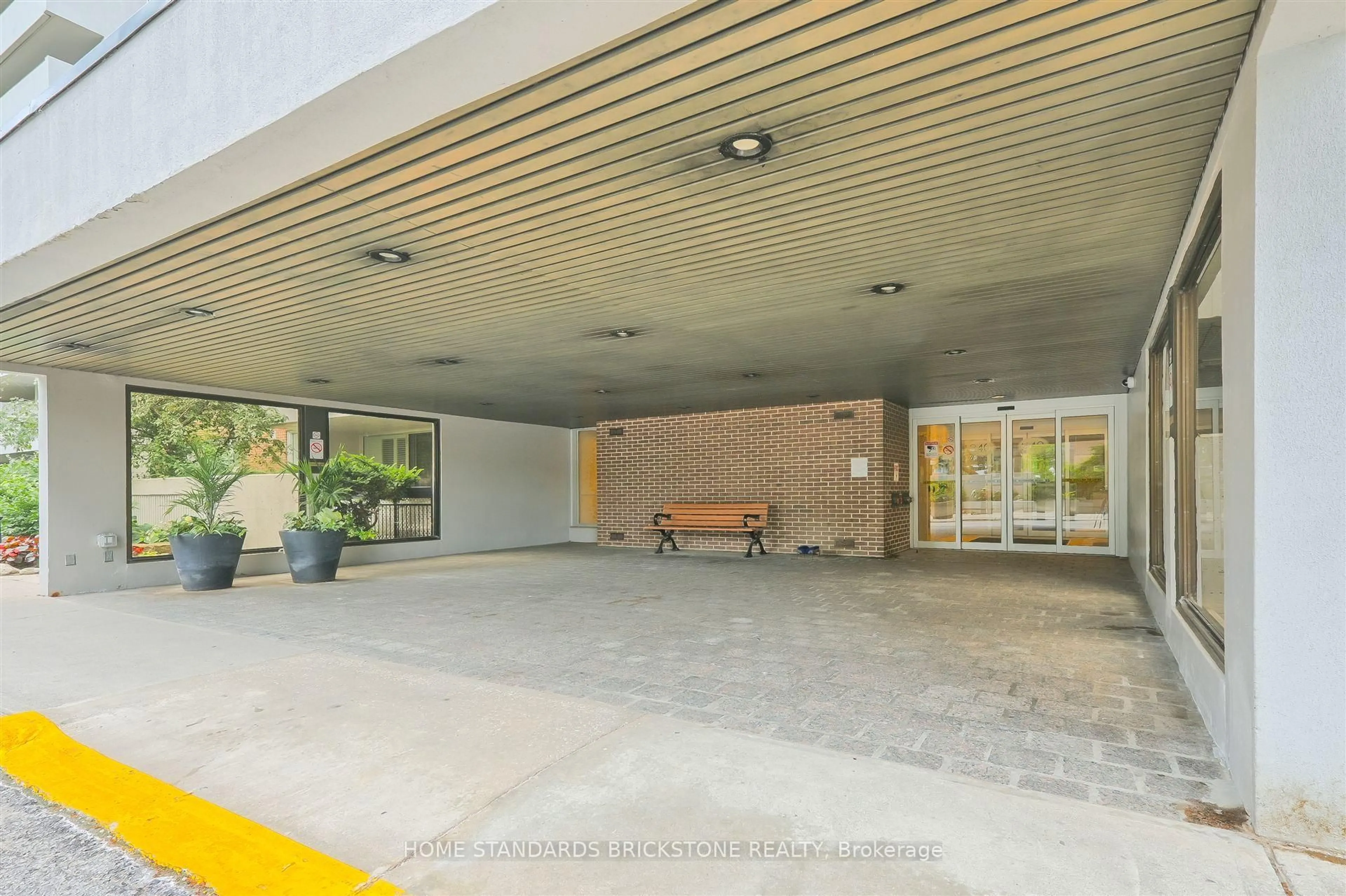 Indoor foyer for 240 Scarlett Rd #601, Toronto Ontario M6N 4X4