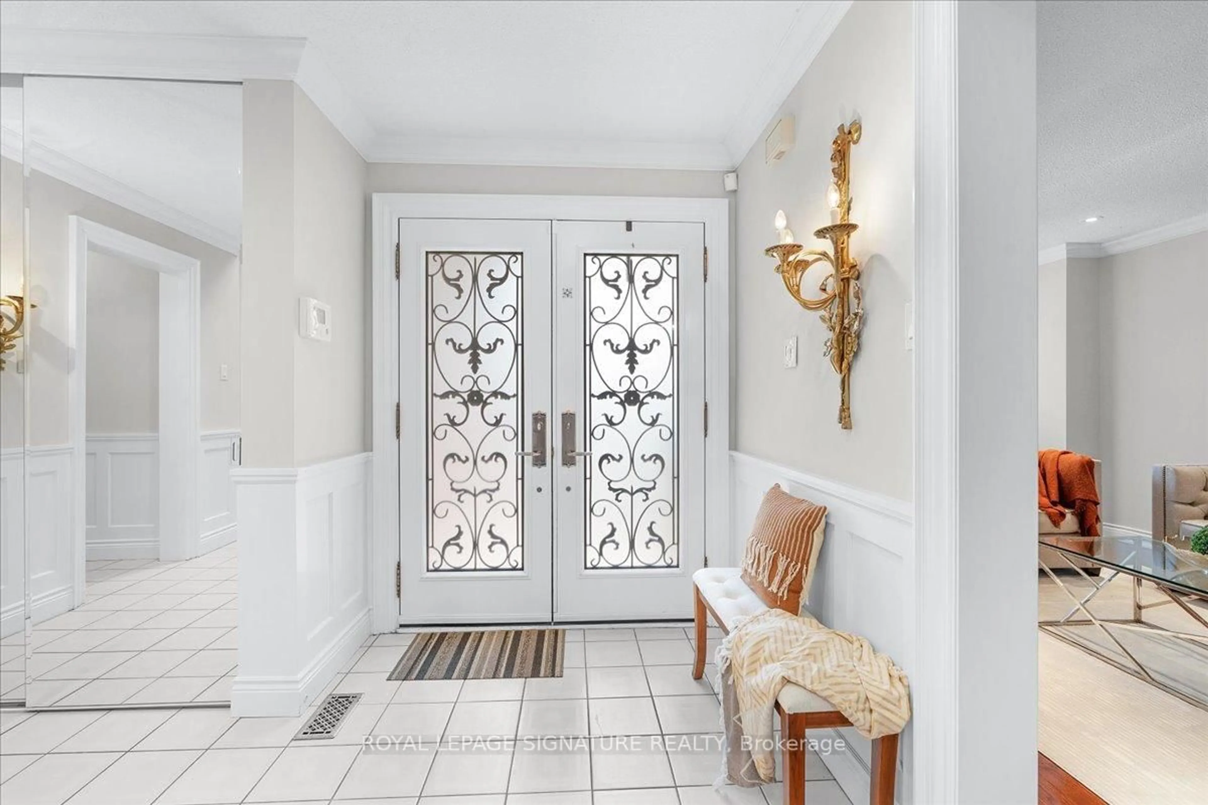 Indoor entryway for 6019 Tillsdown Dr, Mississauga Ontario L5N 4M5