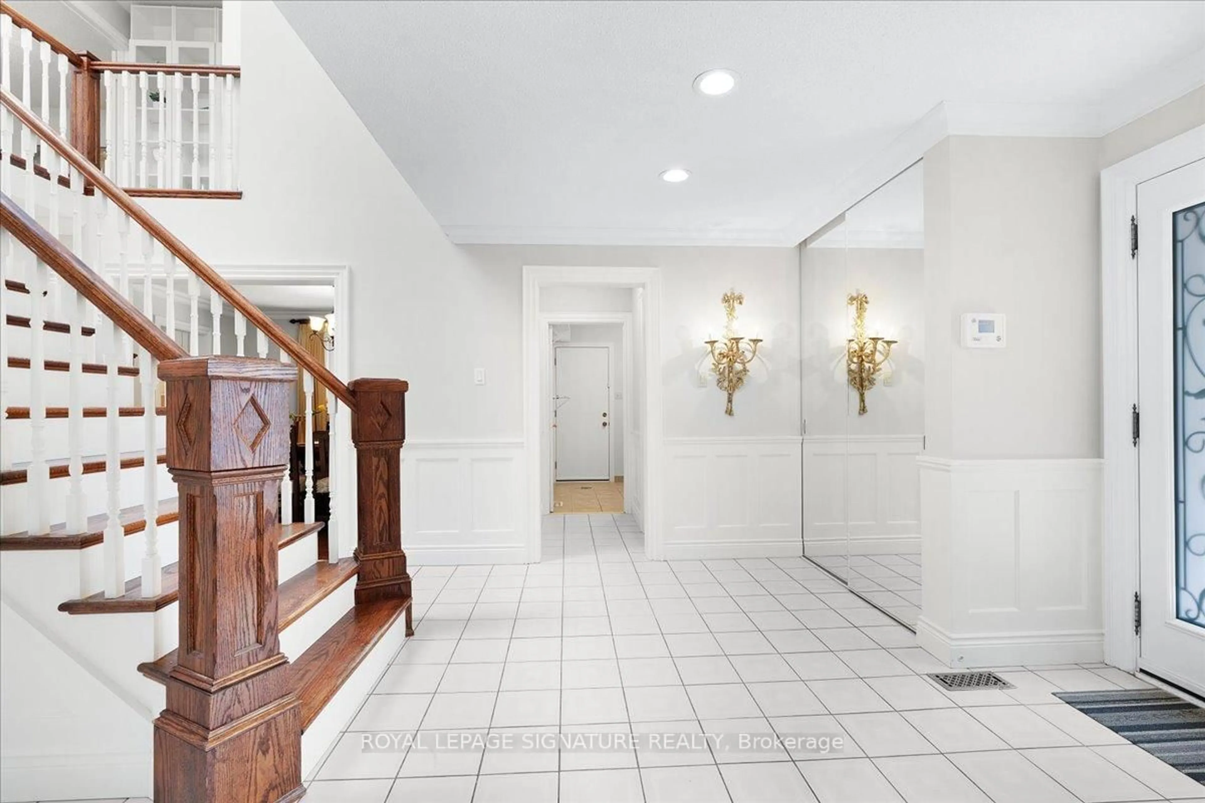 Indoor foyer for 6019 Tillsdown Dr, Mississauga Ontario L5N 4M5