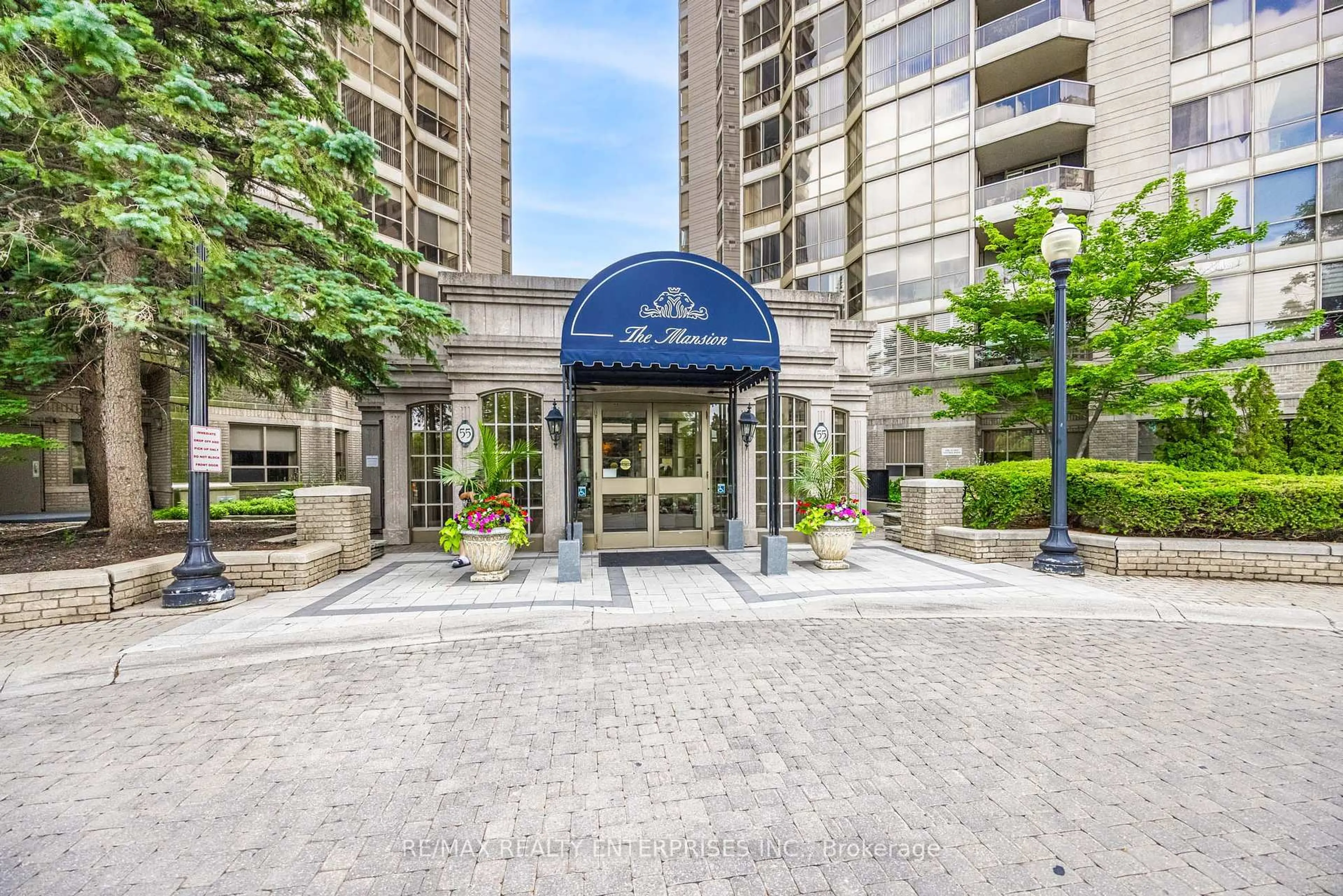 Indoor foyer for 55 Kingsbridge Garden Circ #2213, Mississauga Ontario L5R 1Y1