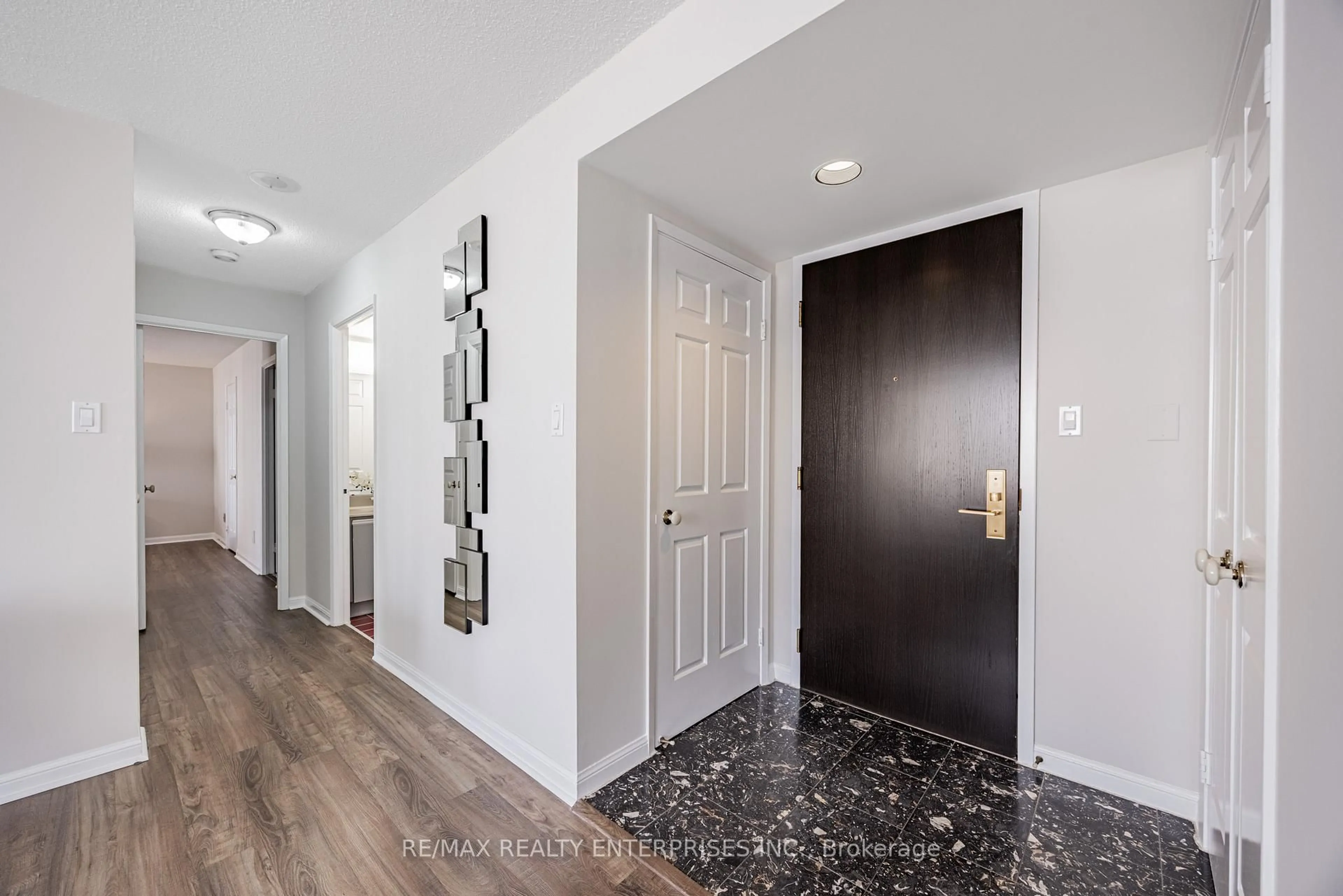 Indoor entryway for 55 Kingsbridge Garden Circ #2213, Mississauga Ontario L5R 1Y1