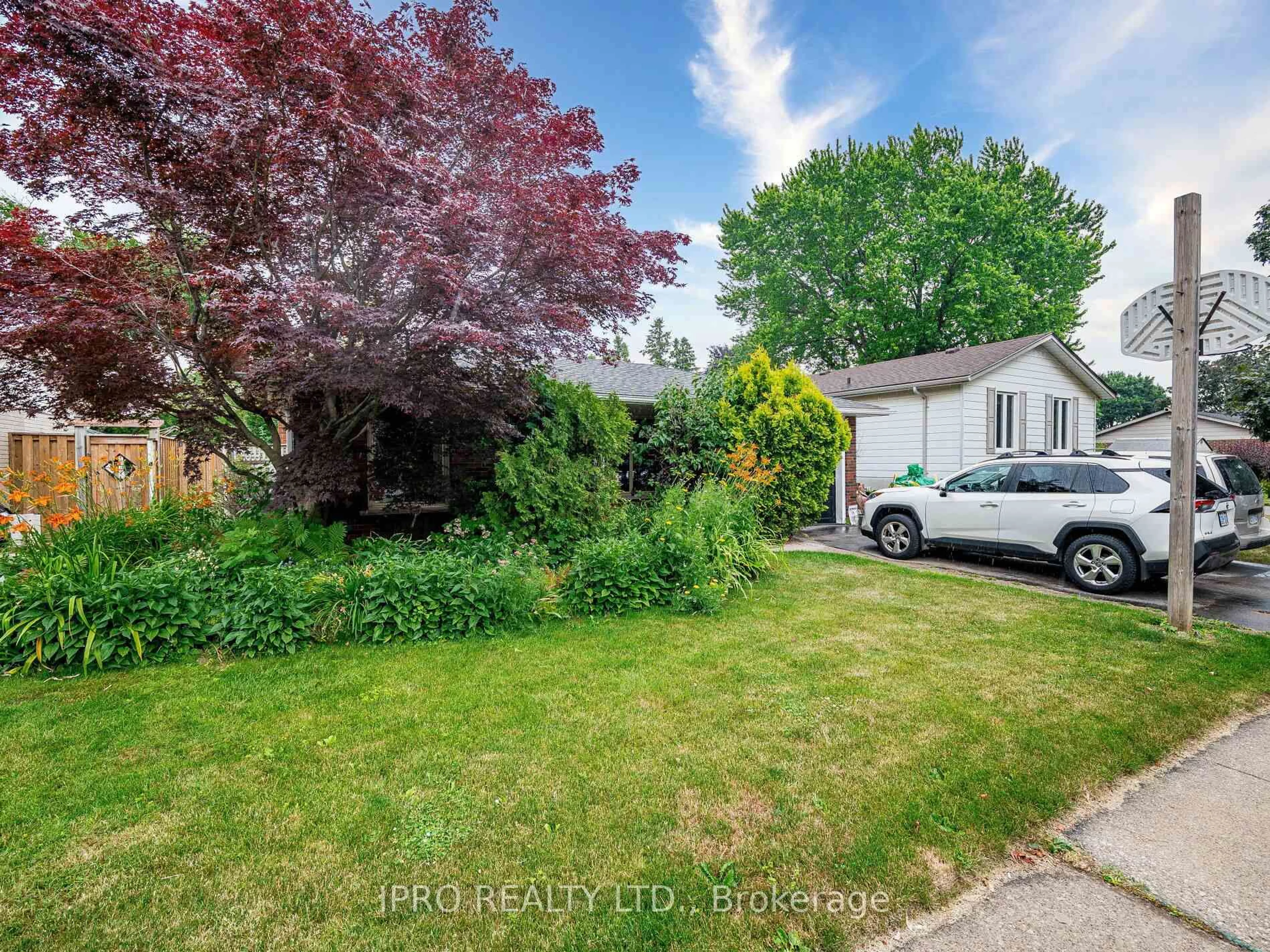 A pic from outside/outdoor area/front of a property/back of a property/a pic from drone, street for 637 Artreva Cres, Burlington Ontario L7L 2B8