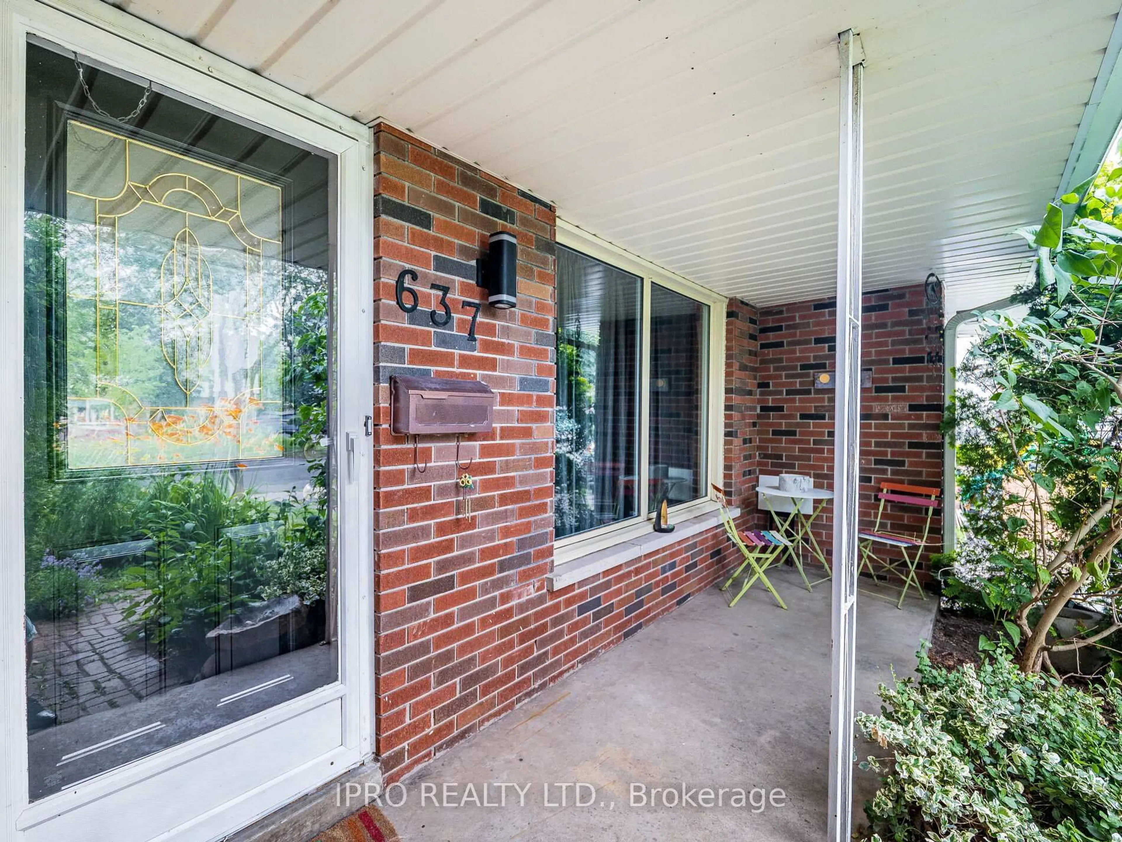 Indoor entryway for 637 Artreva Cres, Burlington Ontario L7L 2B8