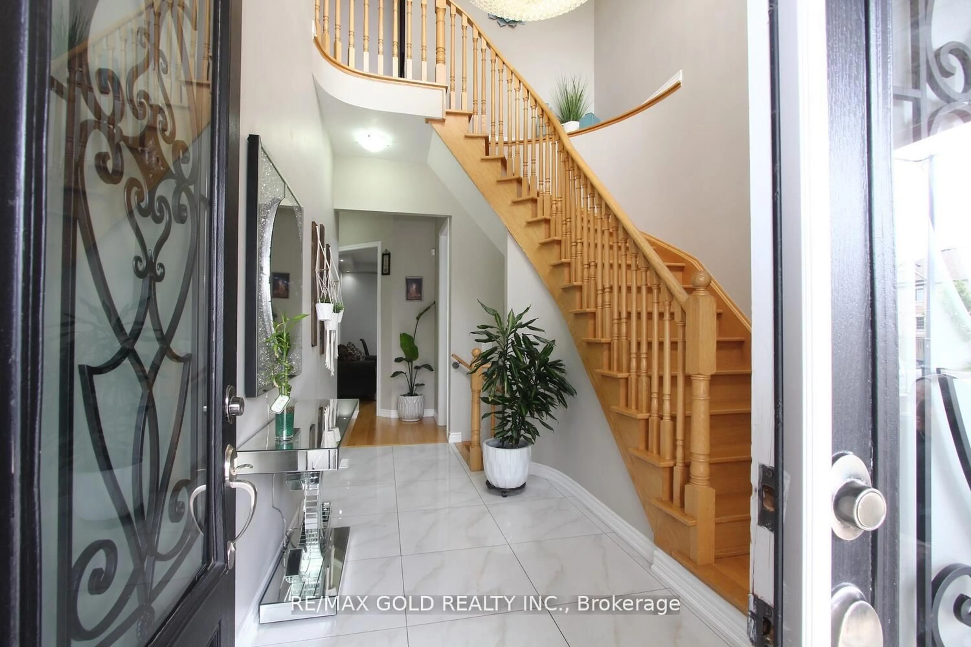 Indoor entryway for 14 Lisson Cres, Brampton Ontario L6X 5H9