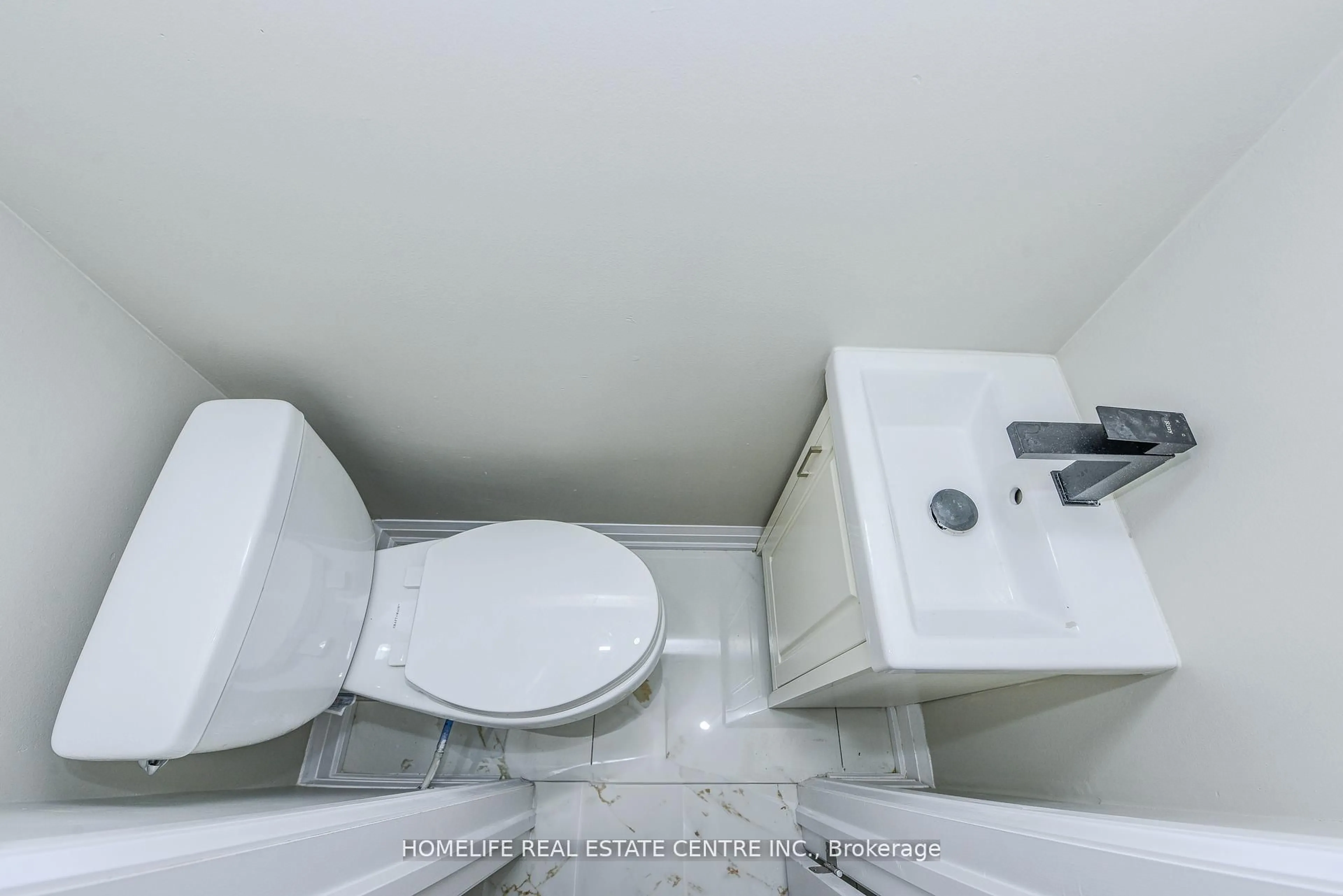 Standard bathroom, floor is not visible for 37 Newlyn Cres, Brampton Ontario L6V 3A9