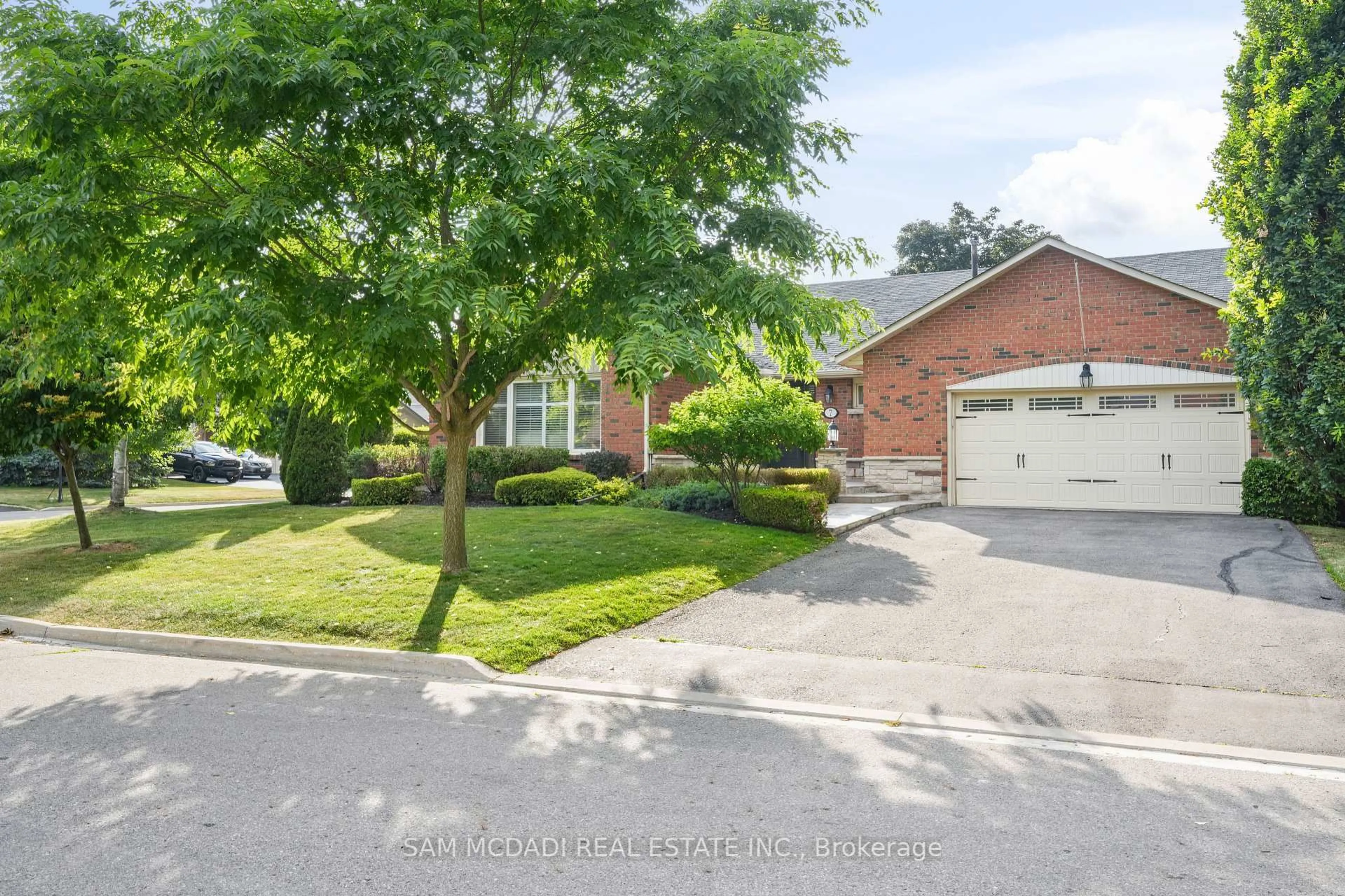 A pic from outside/outdoor area/front of a property/back of a property/a pic from drone, street for 7 Oldham Cres, Brampton Ontario L6Z 1W2
