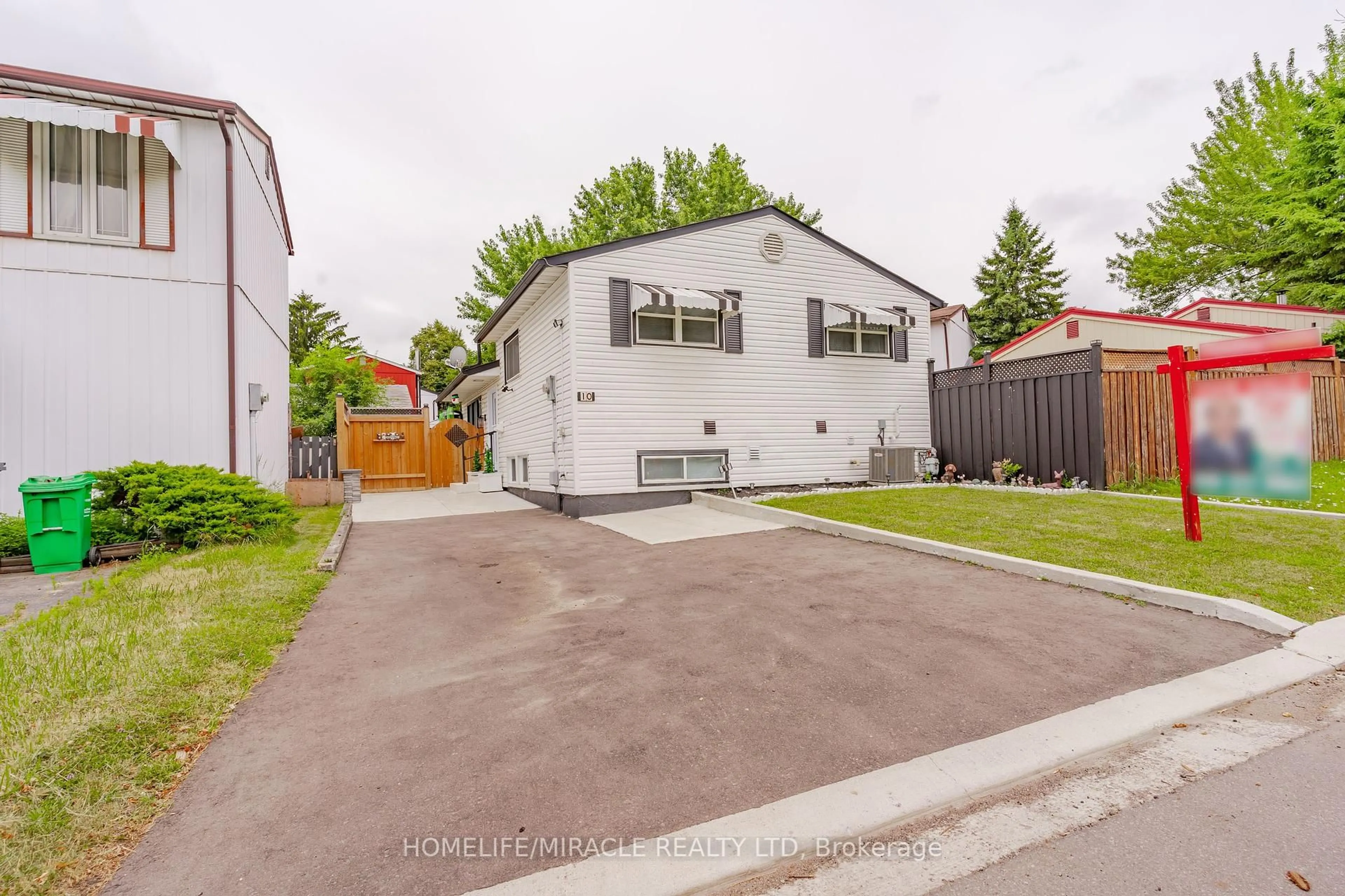 A pic from outside/outdoor area/front of a property/back of a property/a pic from drone, street for 10 Huntingwood Cres, Brampton Ontario L6S 1S6