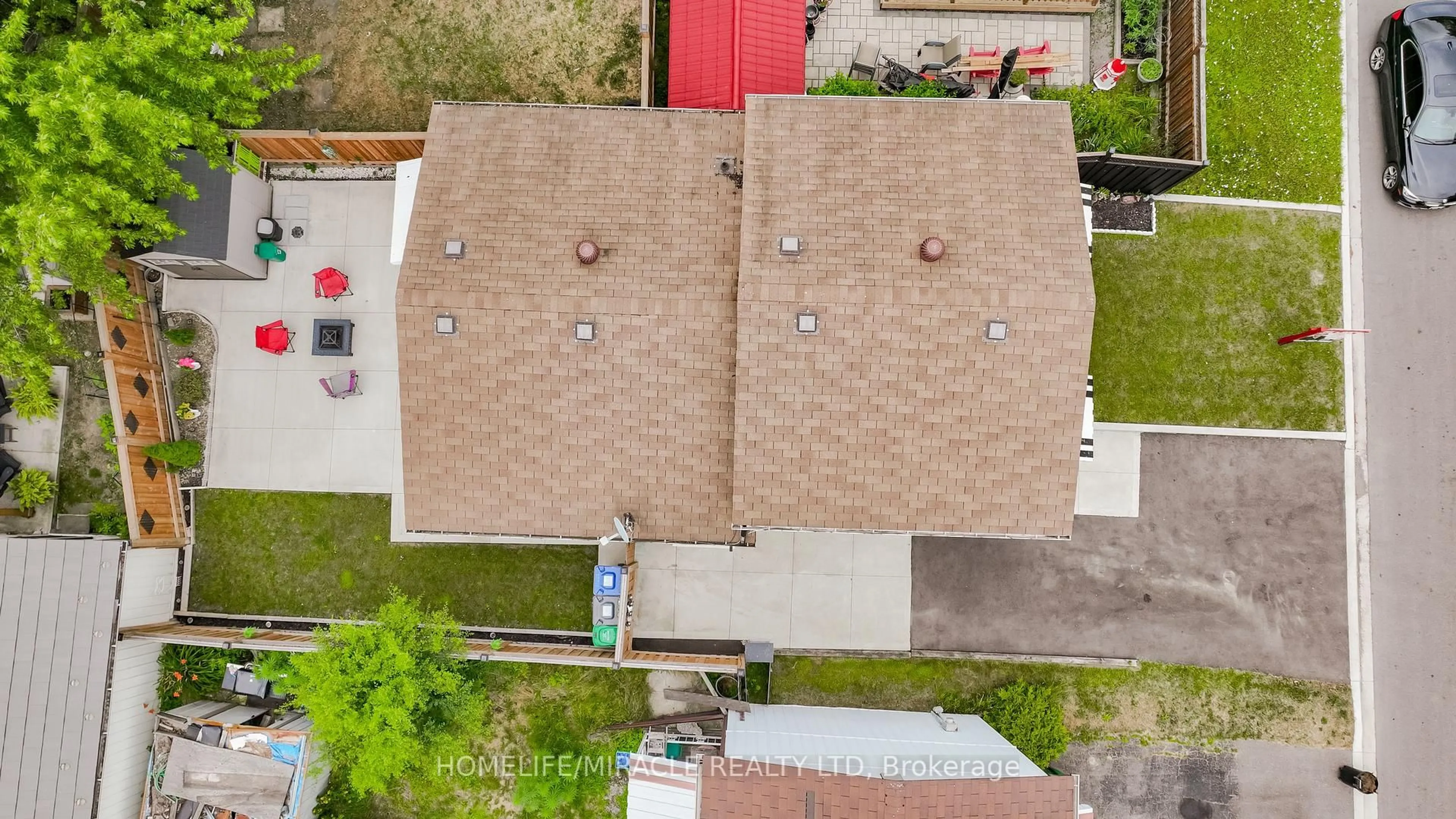 A pic from outside/outdoor area/front of a property/back of a property/a pic from drone, unknown for 10 Huntingwood Cres, Brampton Ontario L6S 1S6