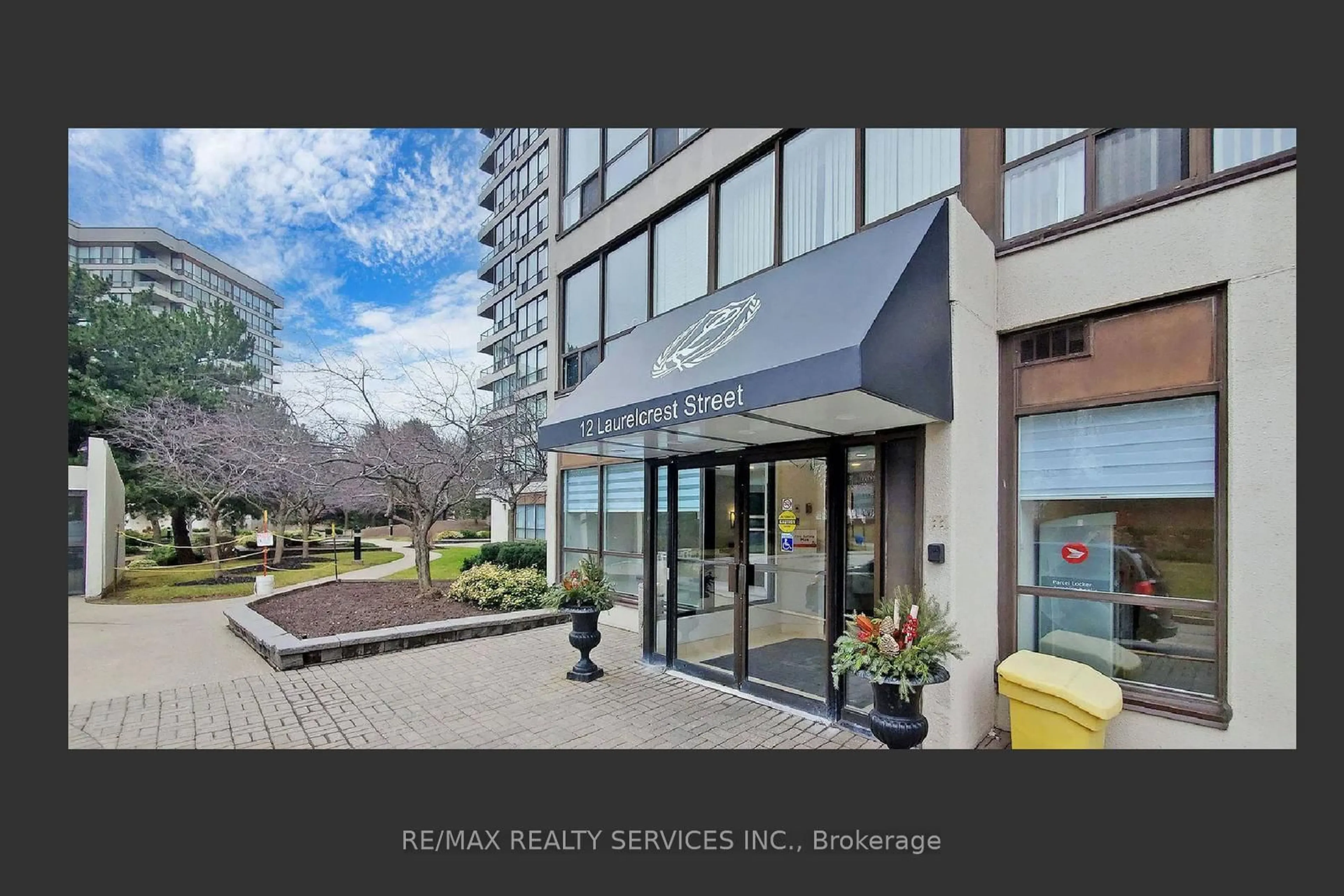 Indoor entryway for 12 Laurelcrest St #611, Brampton Ontario L6S 5Y4