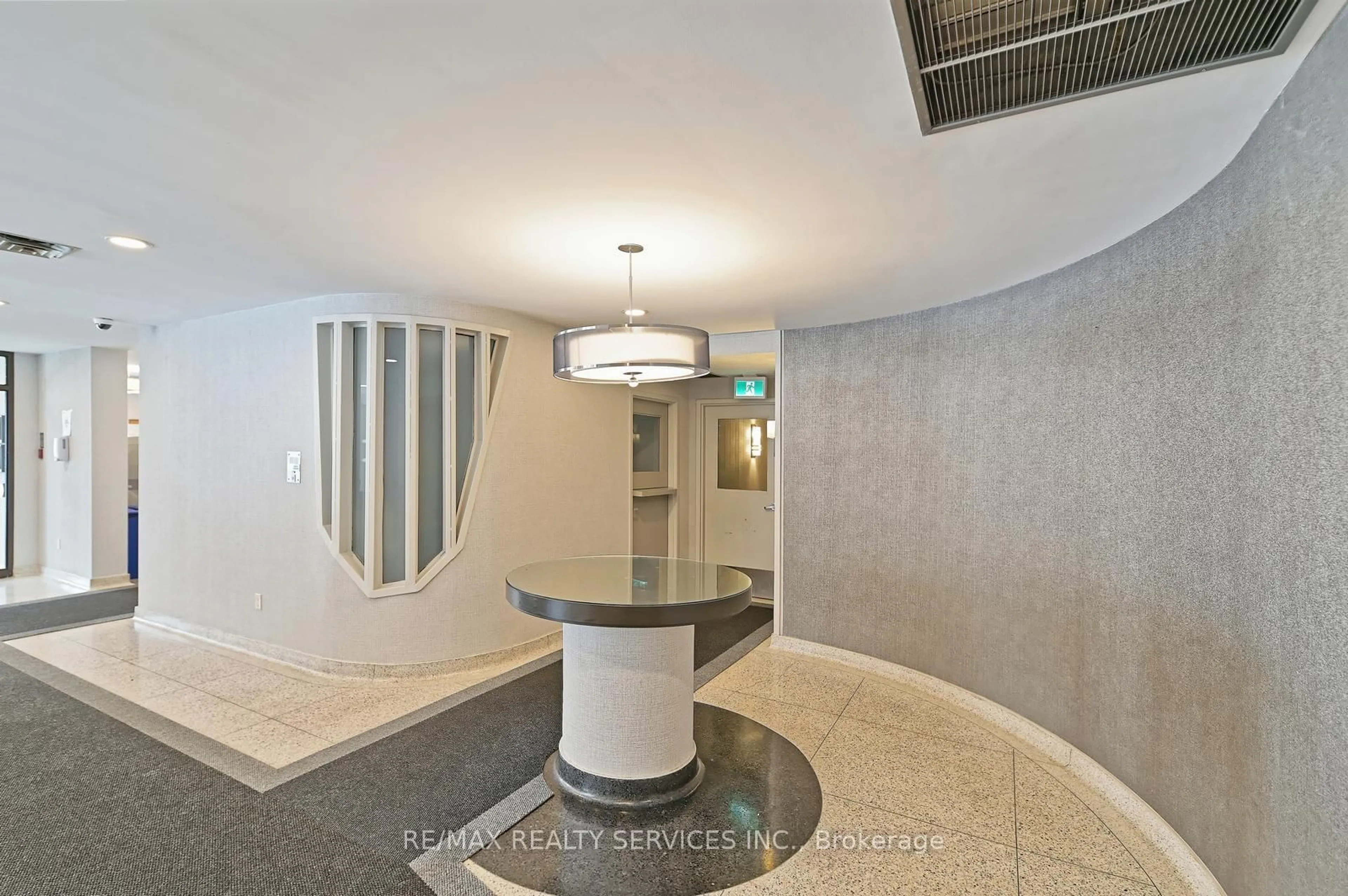 Indoor foyer for 12 Laurelcrest St #611, Brampton Ontario L6S 5Y4