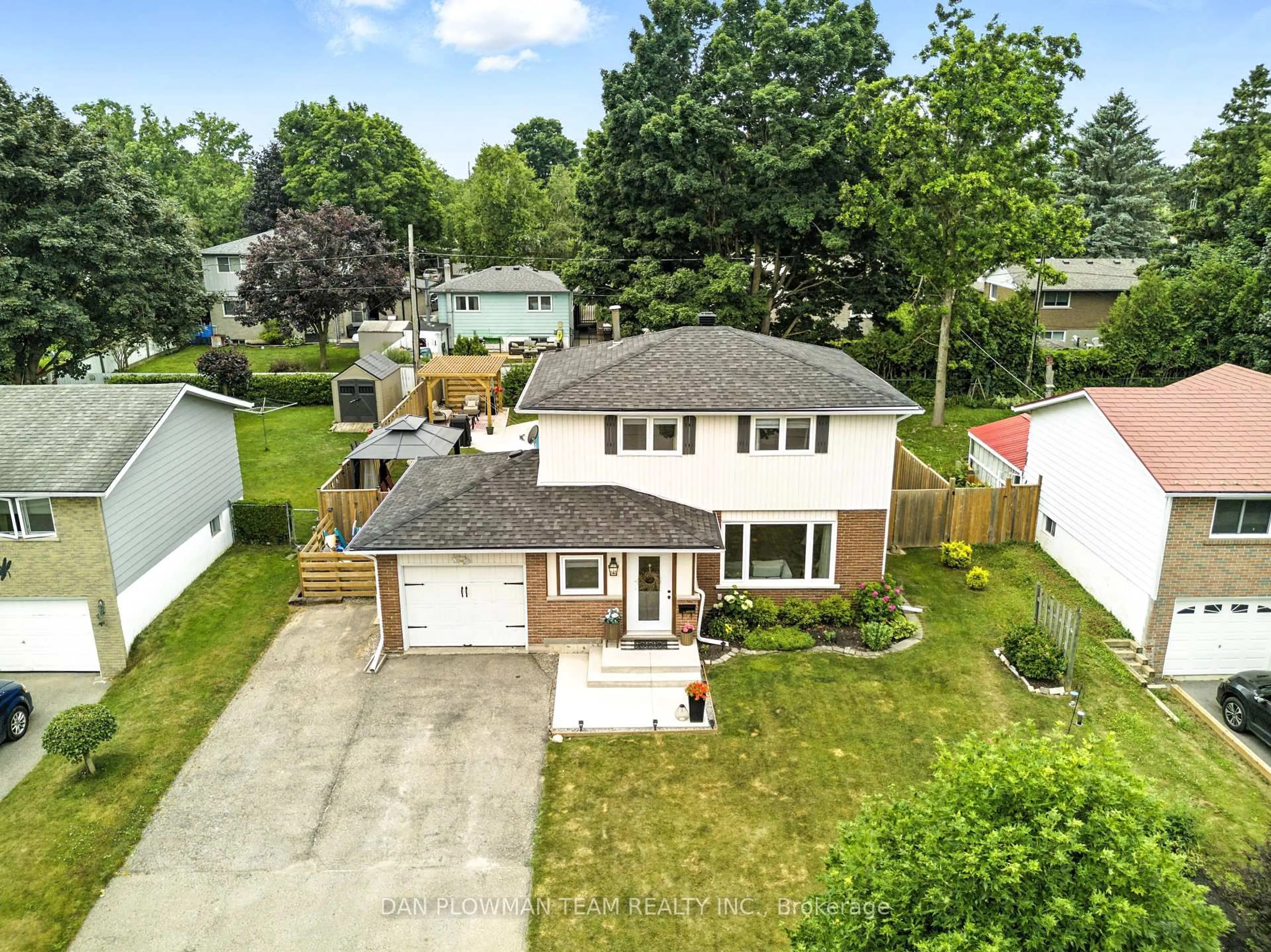 A pic from outside/outdoor area/front of a property/back of a property/a pic from drone, street for 36 Hewitt St, Orangeville Ontario L9W 3A1