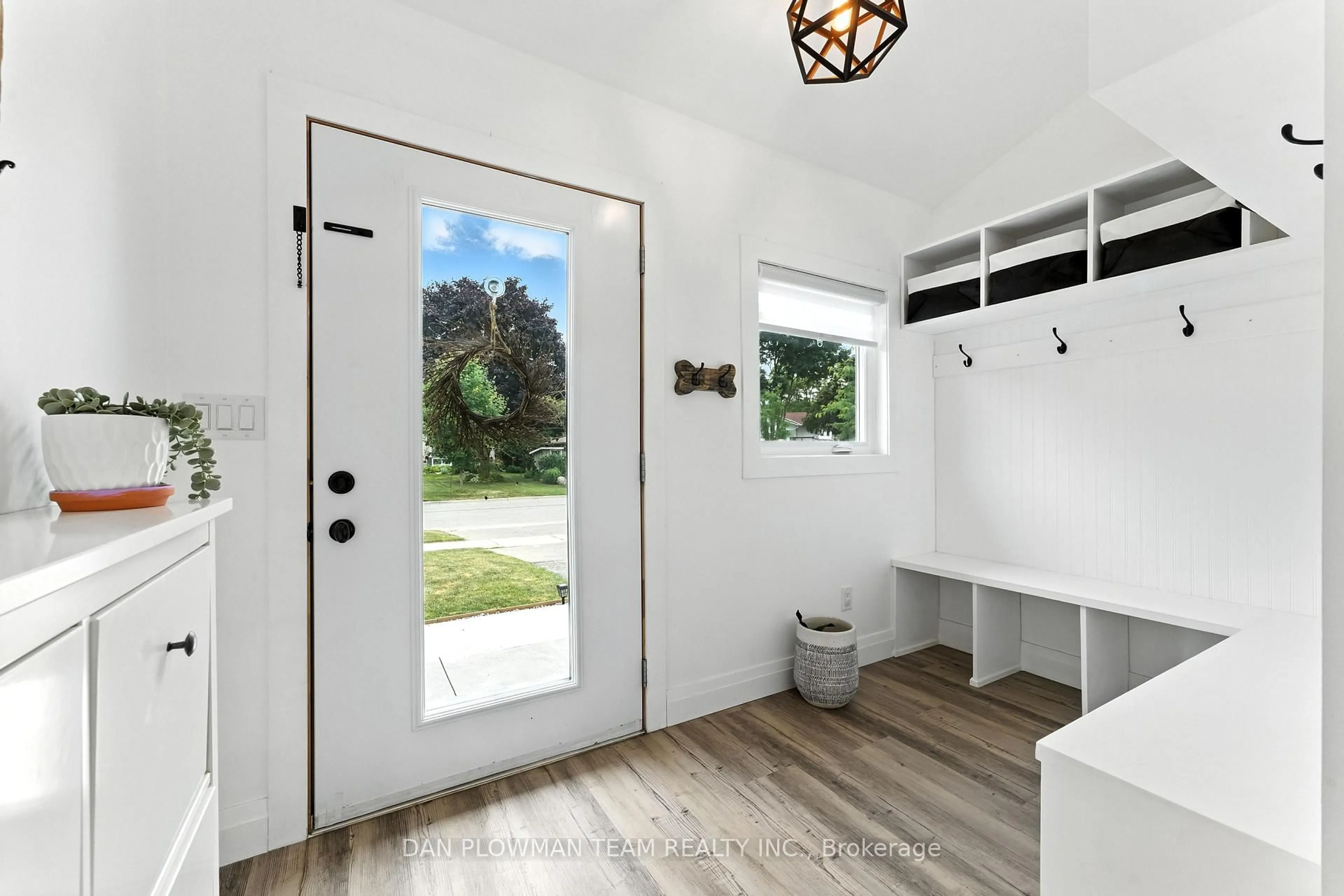 Indoor entryway for 36 Hewitt St, Orangeville Ontario L9W 3A1