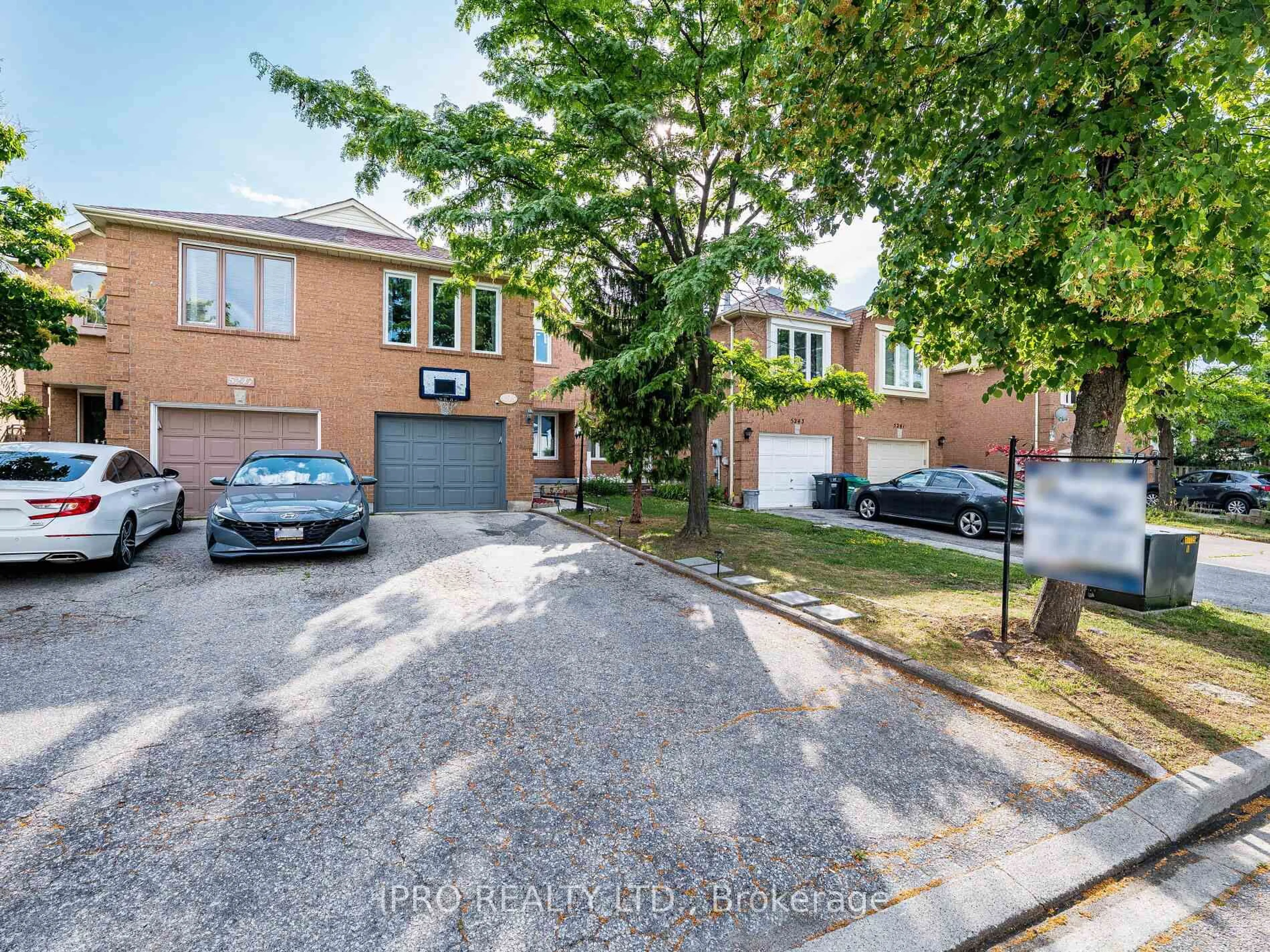 A pic from outside/outdoor area/front of a property/back of a property/a pic from drone, street for 5245 Cinnamon Rd, Mississauga Ontario L5V 1T3