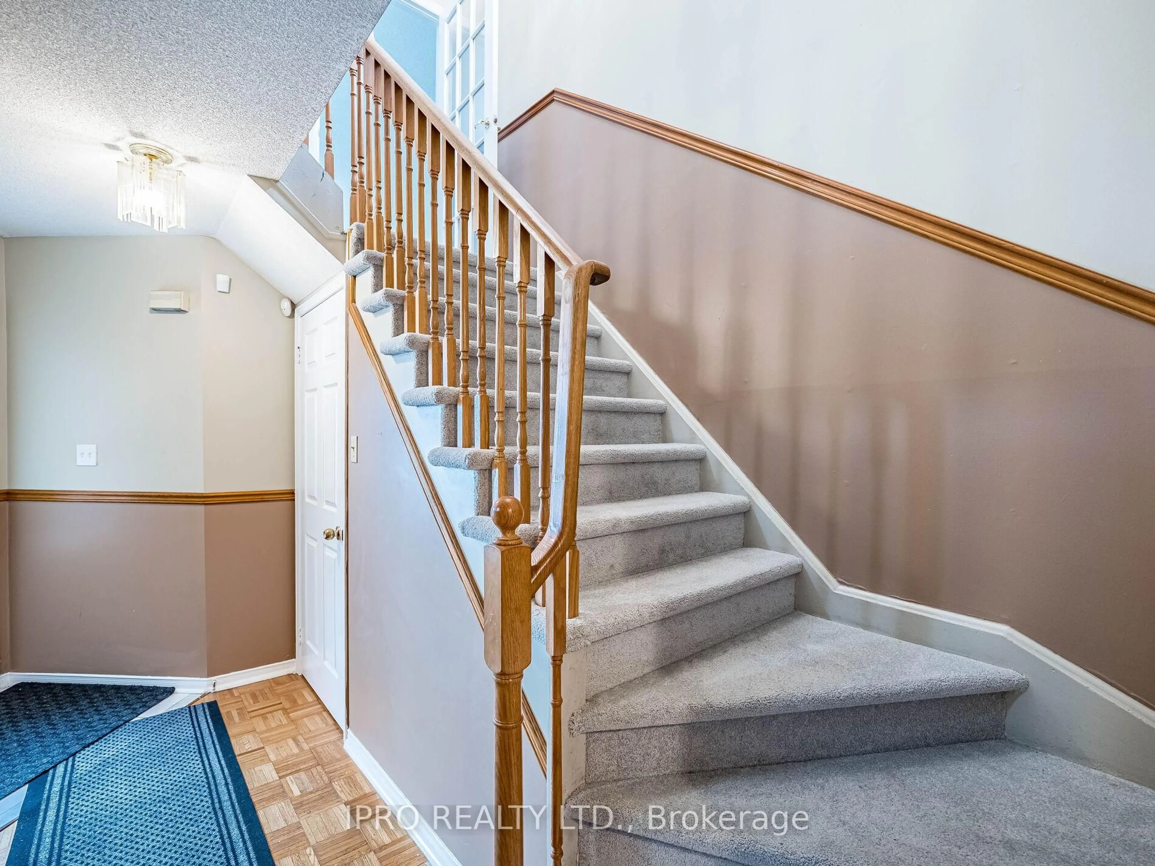Stairs for 5245 Cinnamon Rd, Mississauga Ontario L5V 1T3
