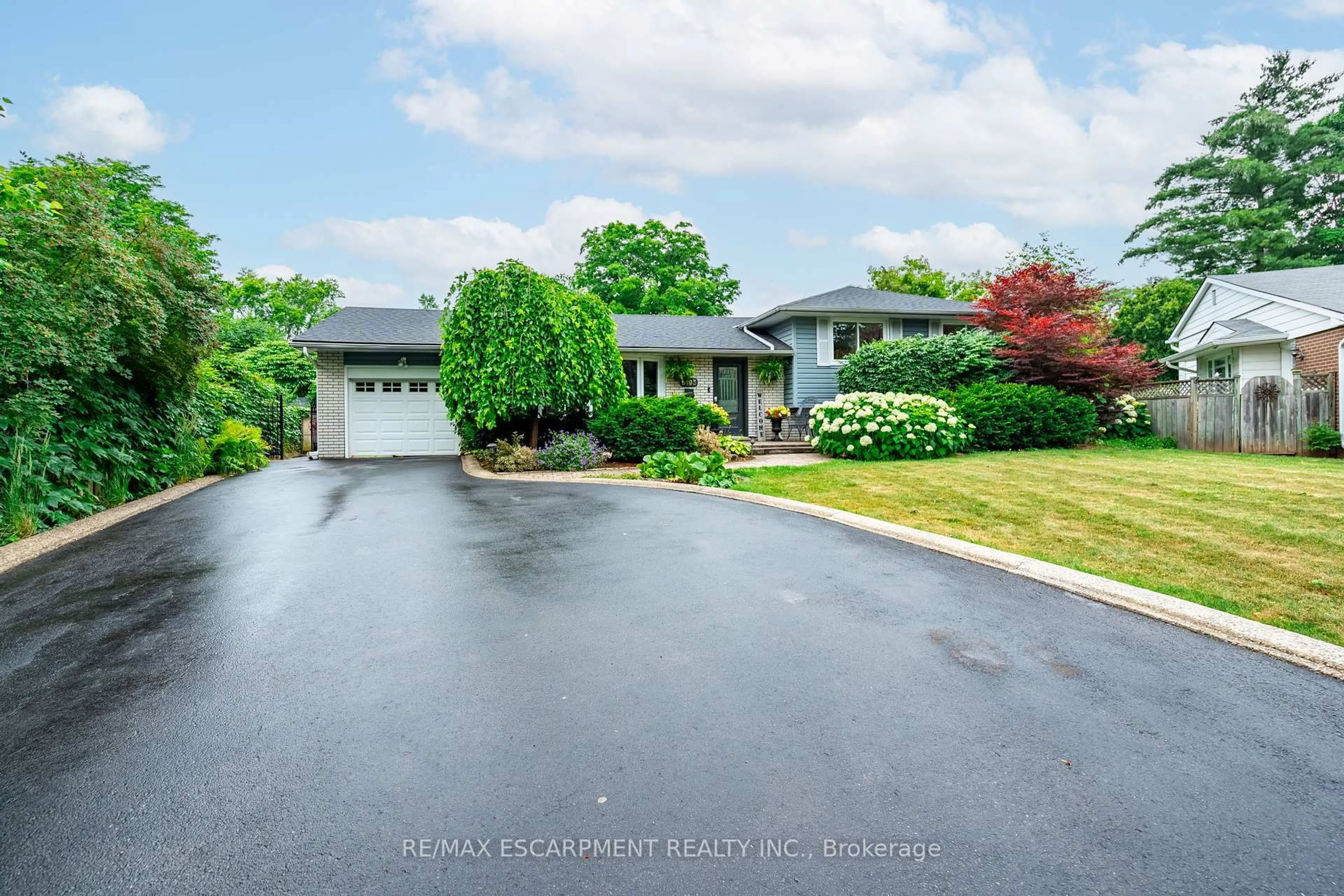 A pic from outside/outdoor area/front of a property/back of a property/a pic from drone, street for 5195 Cedarbook Cres, Burlington Ontario L7L 3P9