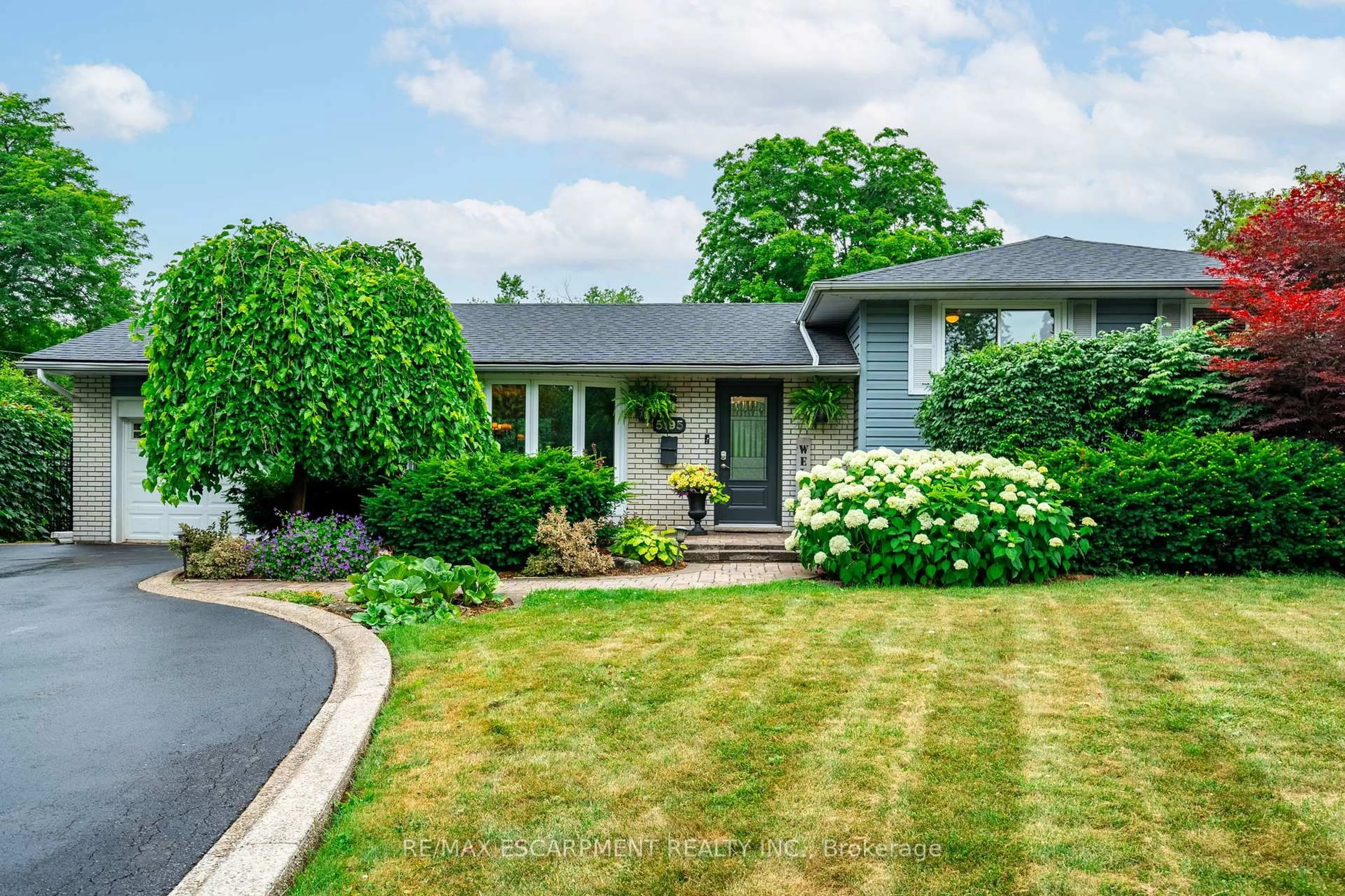 Home with vinyl exterior material, street for 5195 Cedarbook Cres, Burlington Ontario L7L 3P9