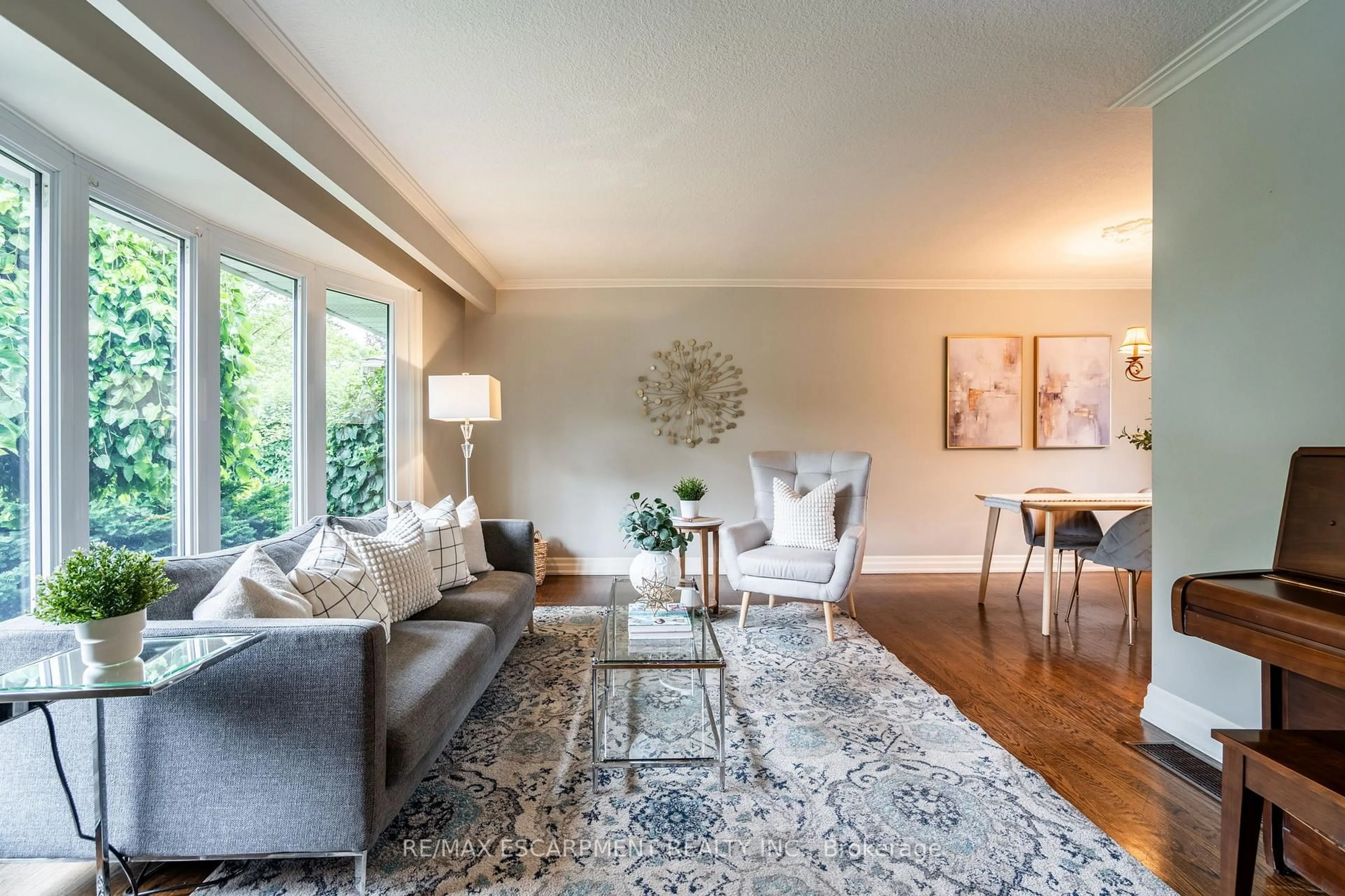Living room with furniture, unknown for 5195 Cedarbook Cres, Burlington Ontario L7L 3P9