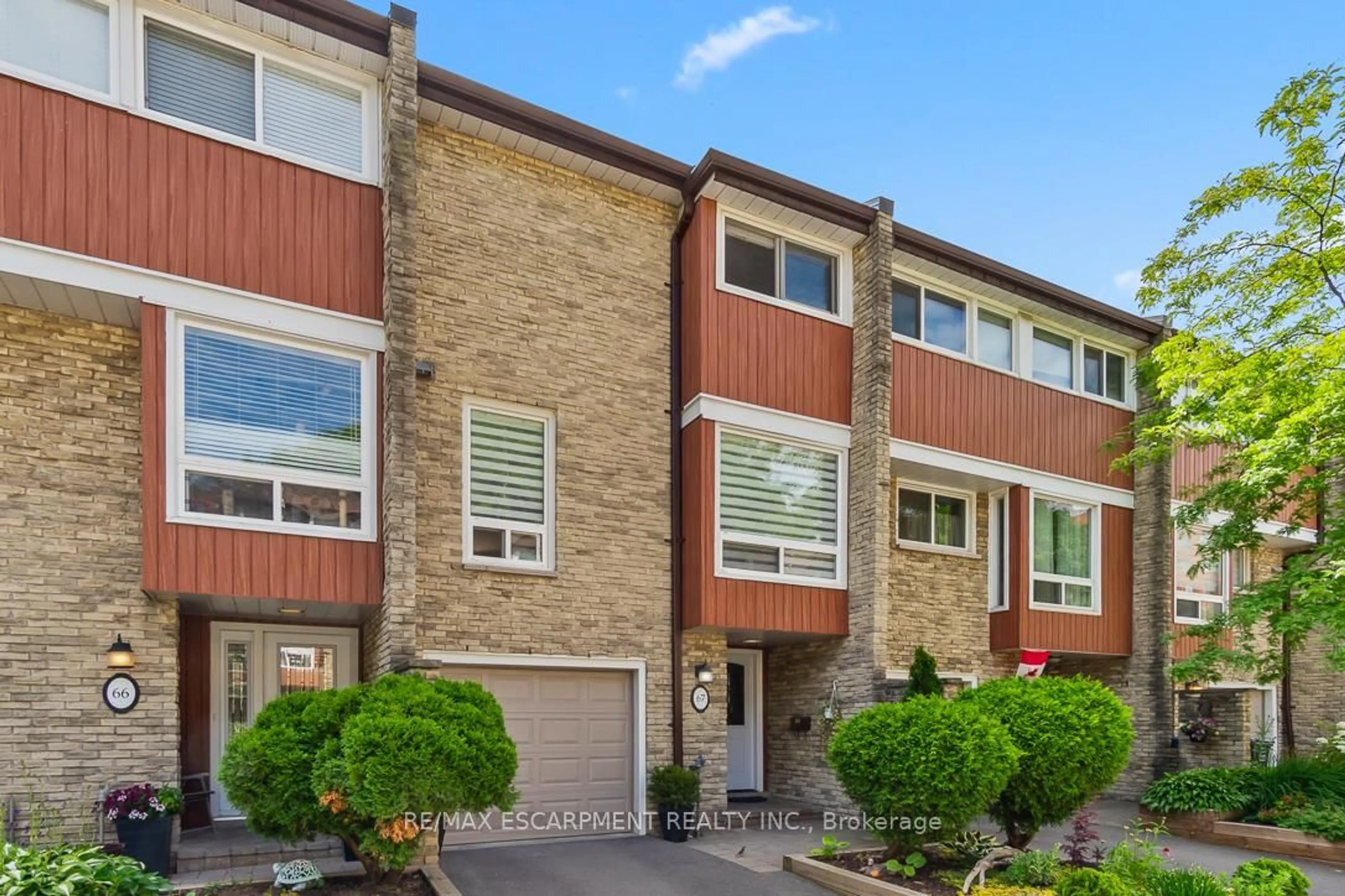 Home with brick exterior material, street for 915 Inverhouse Dr #67, Mississauga Ontario L5J 4B2