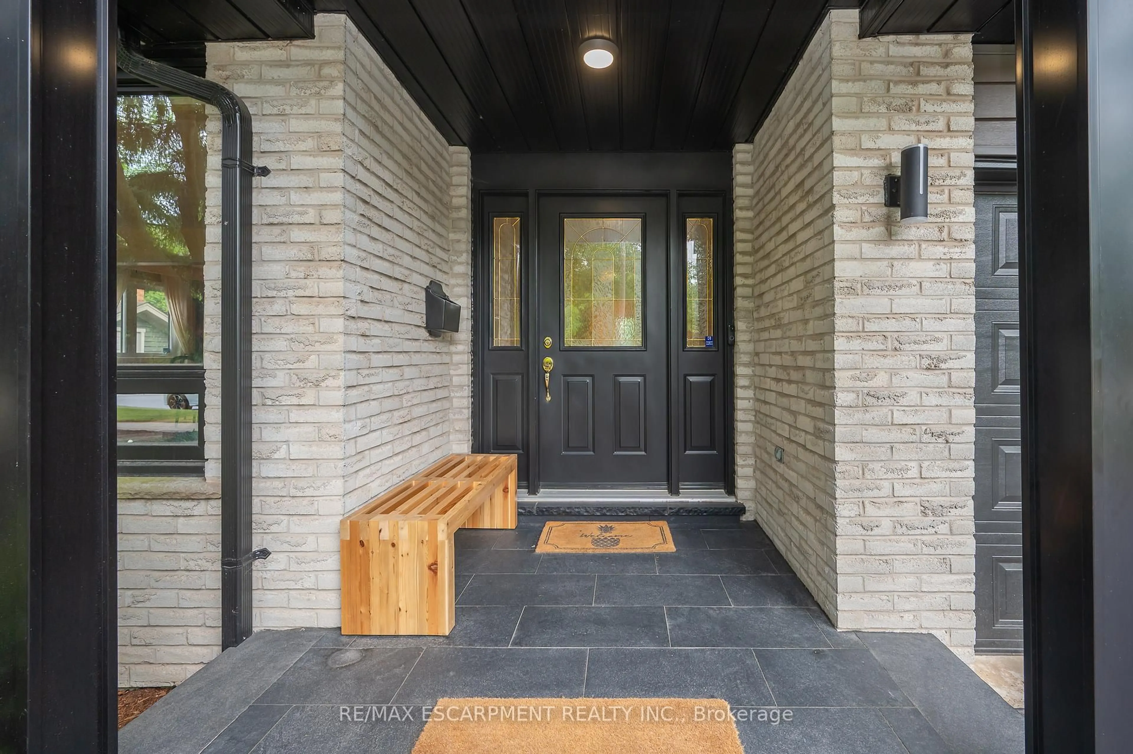 Indoor entryway for 1354 Edgeware Rd, Oakville Ontario L6H 3C4