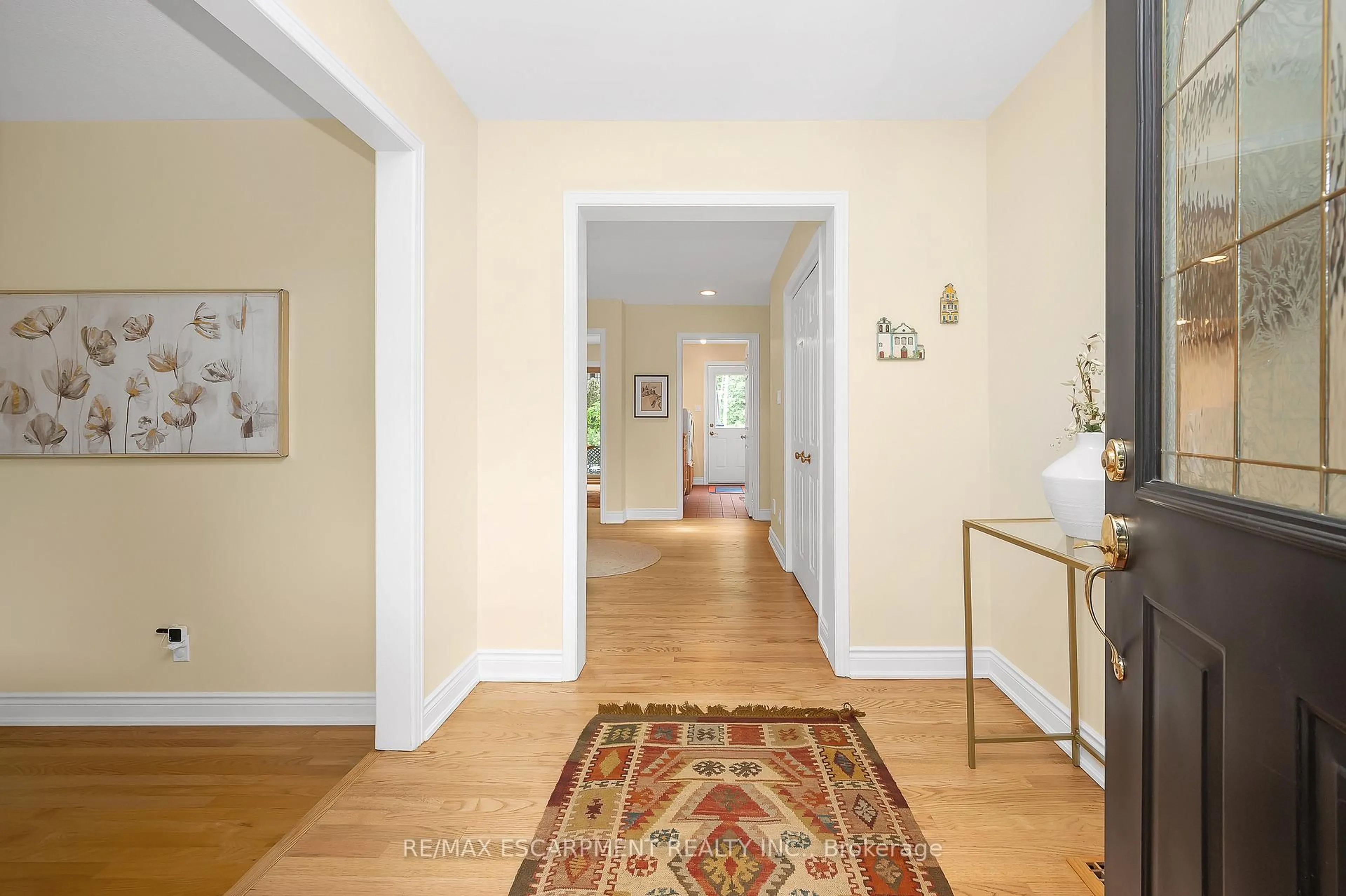 Indoor entryway for 1354 Edgeware Rd, Oakville Ontario L6H 3C4