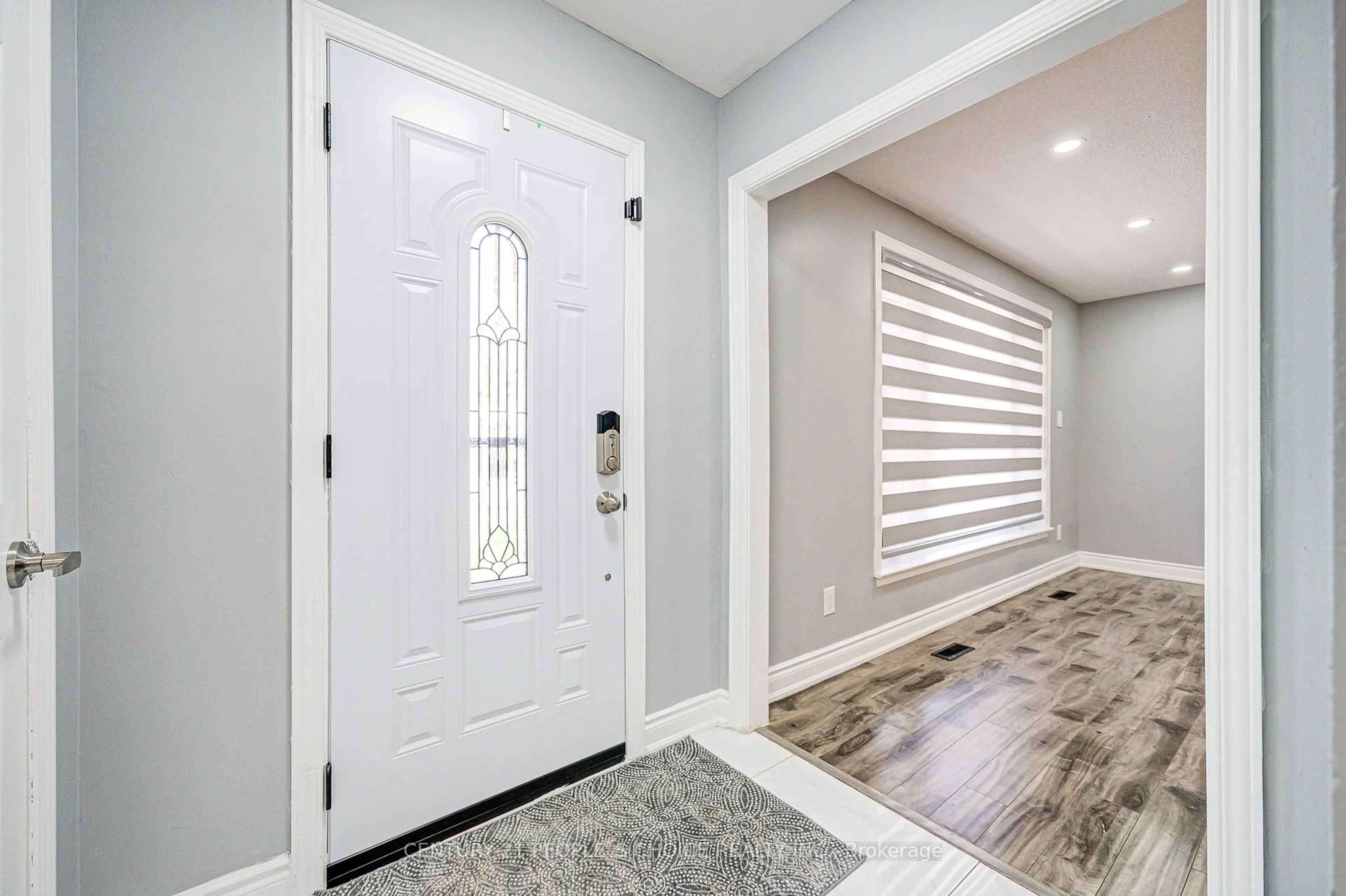 Indoor entryway for 119 Rutherford Rd, Brampton Ontario L6V 2J4