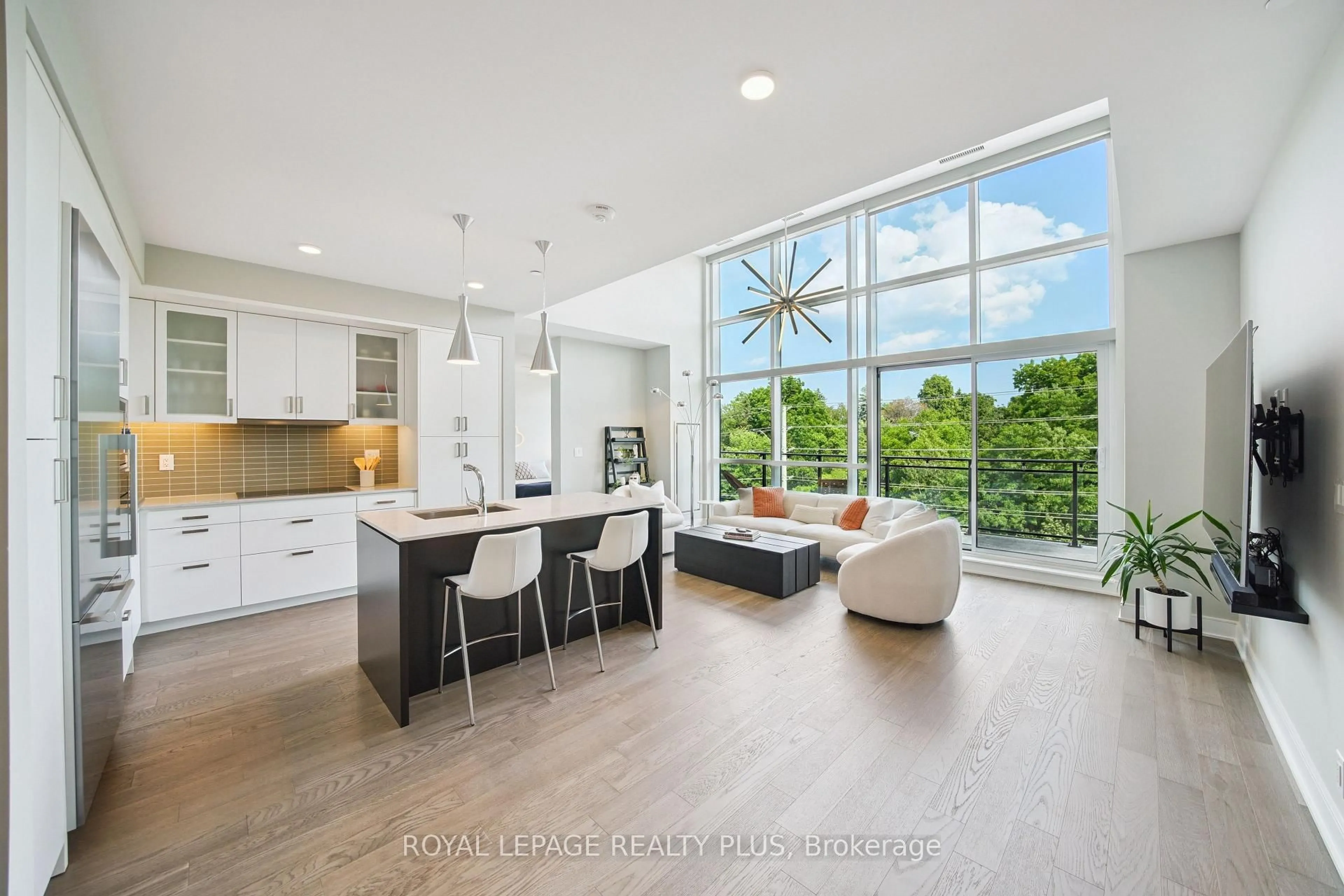 Open concept kitchen, ceramic/tile floor for 1575 Lakeshore Rd #450, Mississauga Ontario L5J 0B1