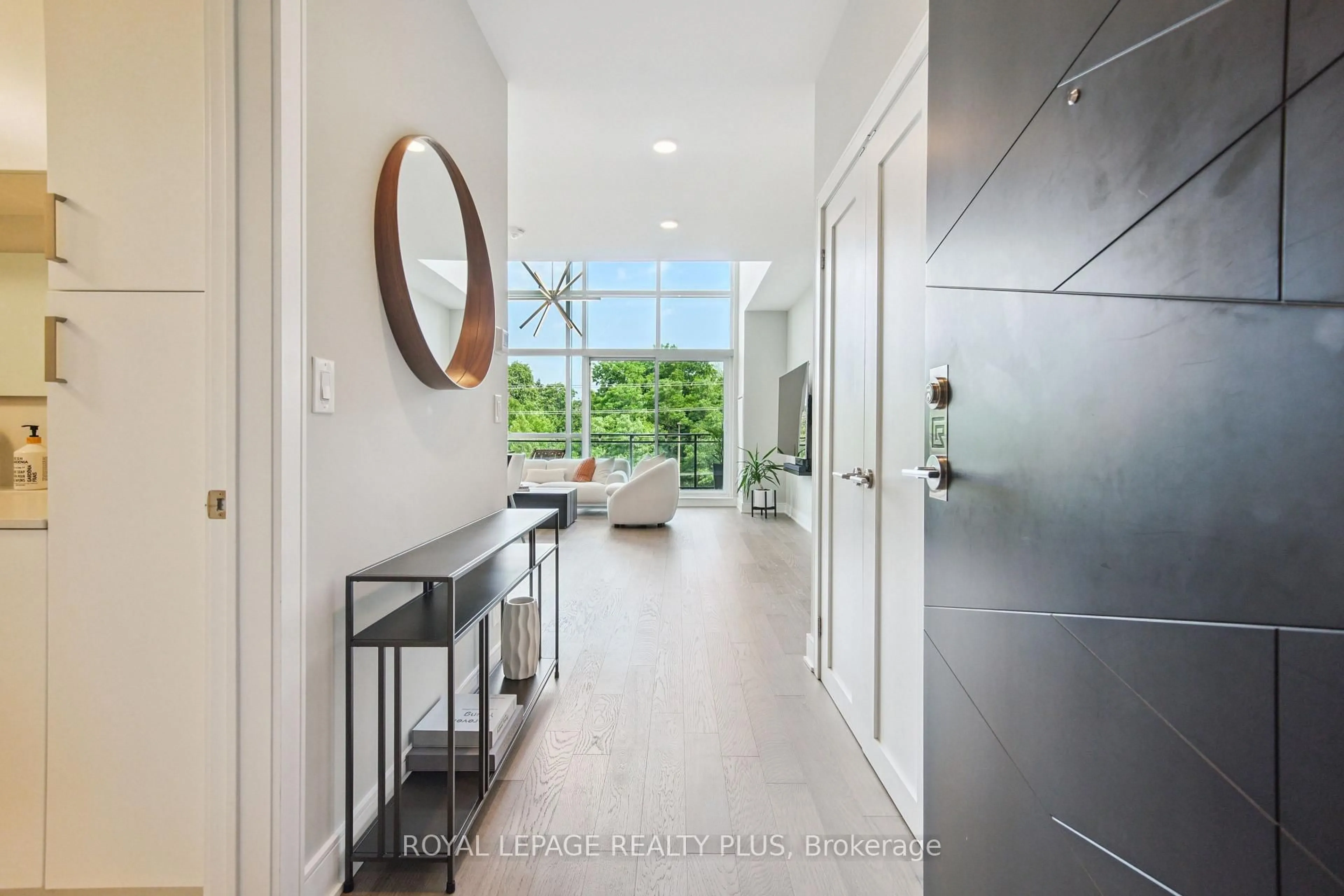 Indoor entryway for 1575 Lakeshore Rd #450, Mississauga Ontario L5J 0B1