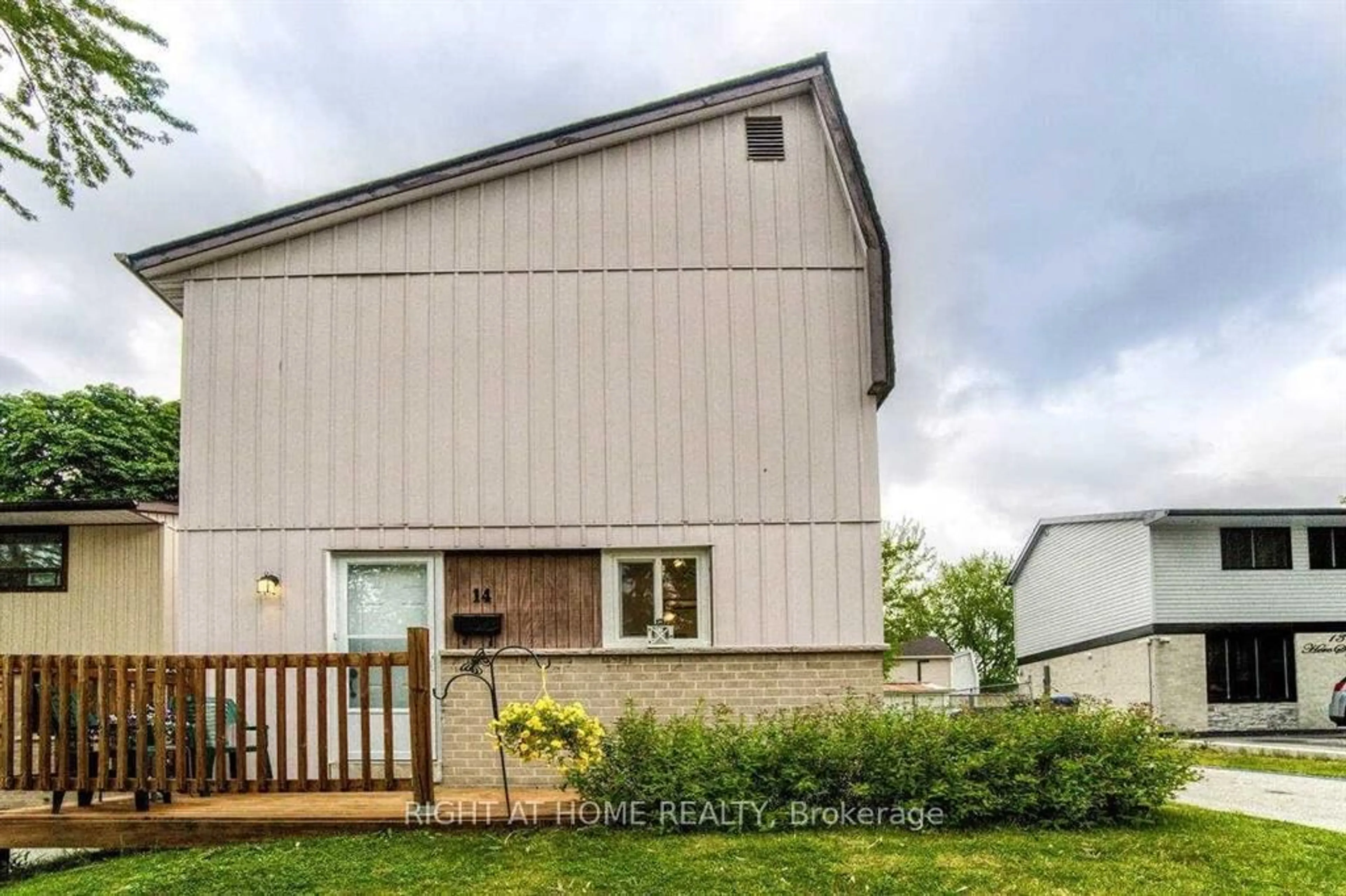 Home with vinyl exterior material, building for 14 Hero Sq, Brampton Ontario L6S 1Y1
