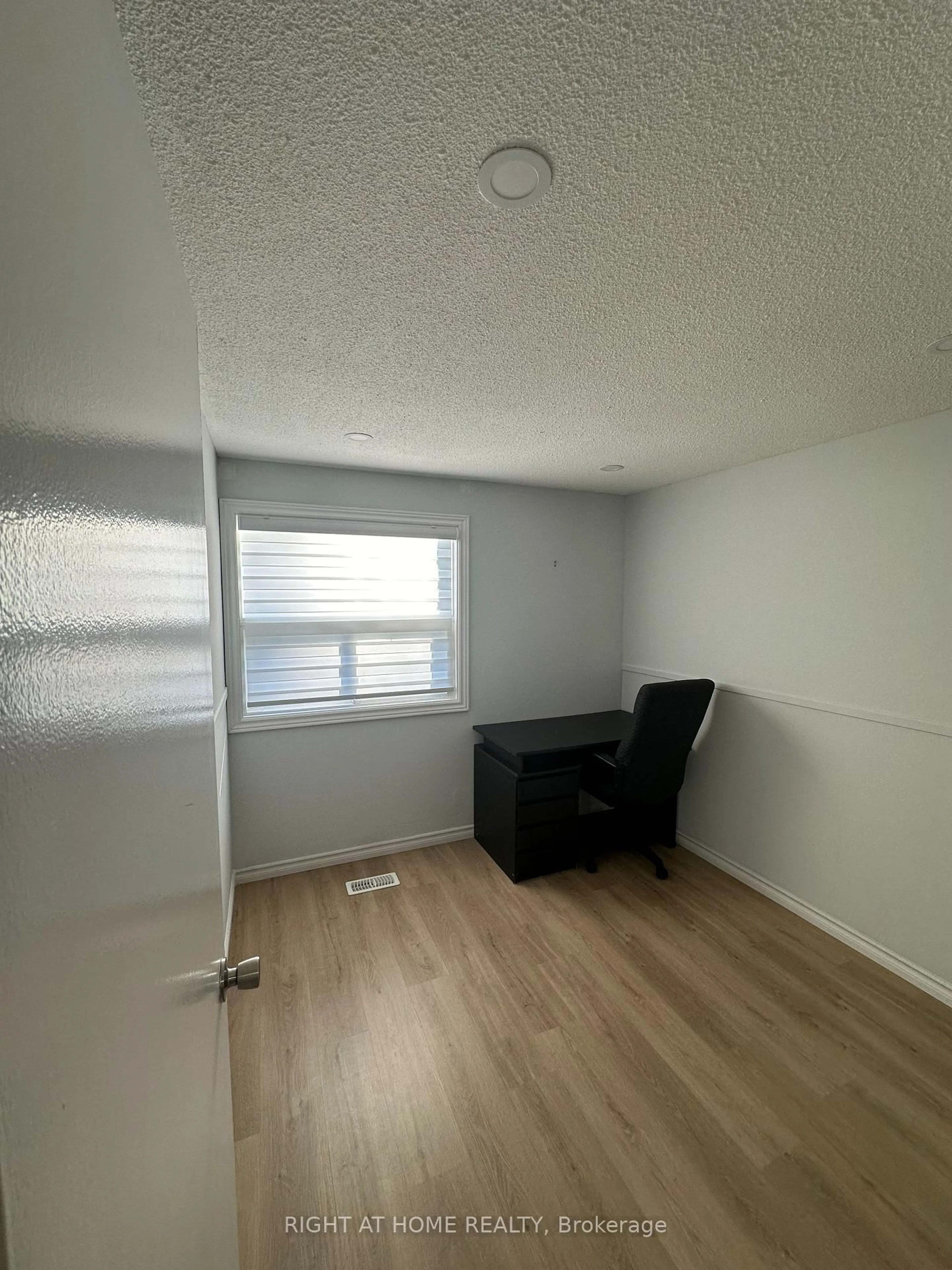 A pic of a room for 14 Hero Sq, Brampton Ontario L6S 1Y1