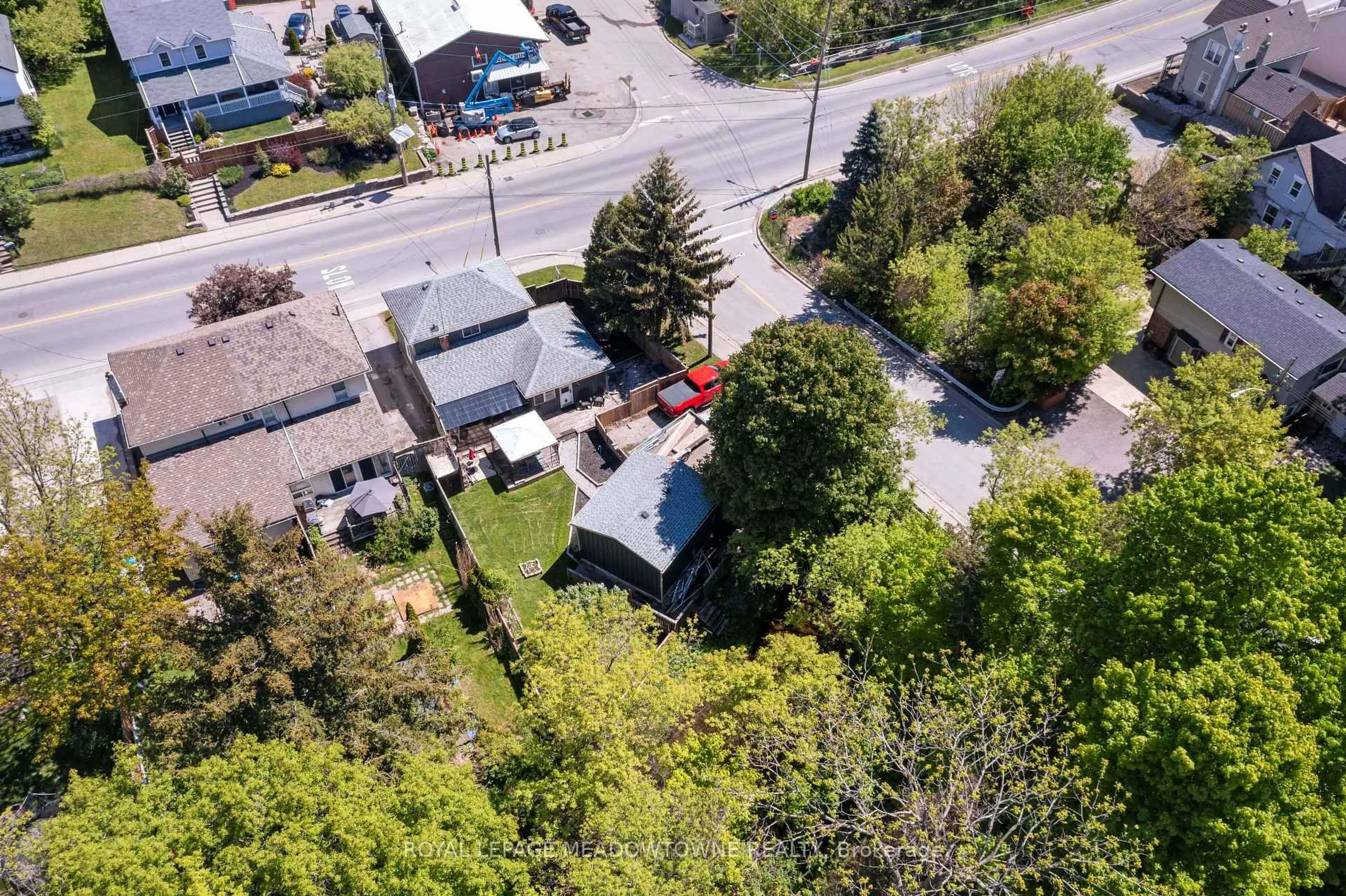 A pic from outside/outdoor area/front of a property/back of a property/a pic from drone, street for 46 Main St, Halton Hills Ontario L7J 1X4
