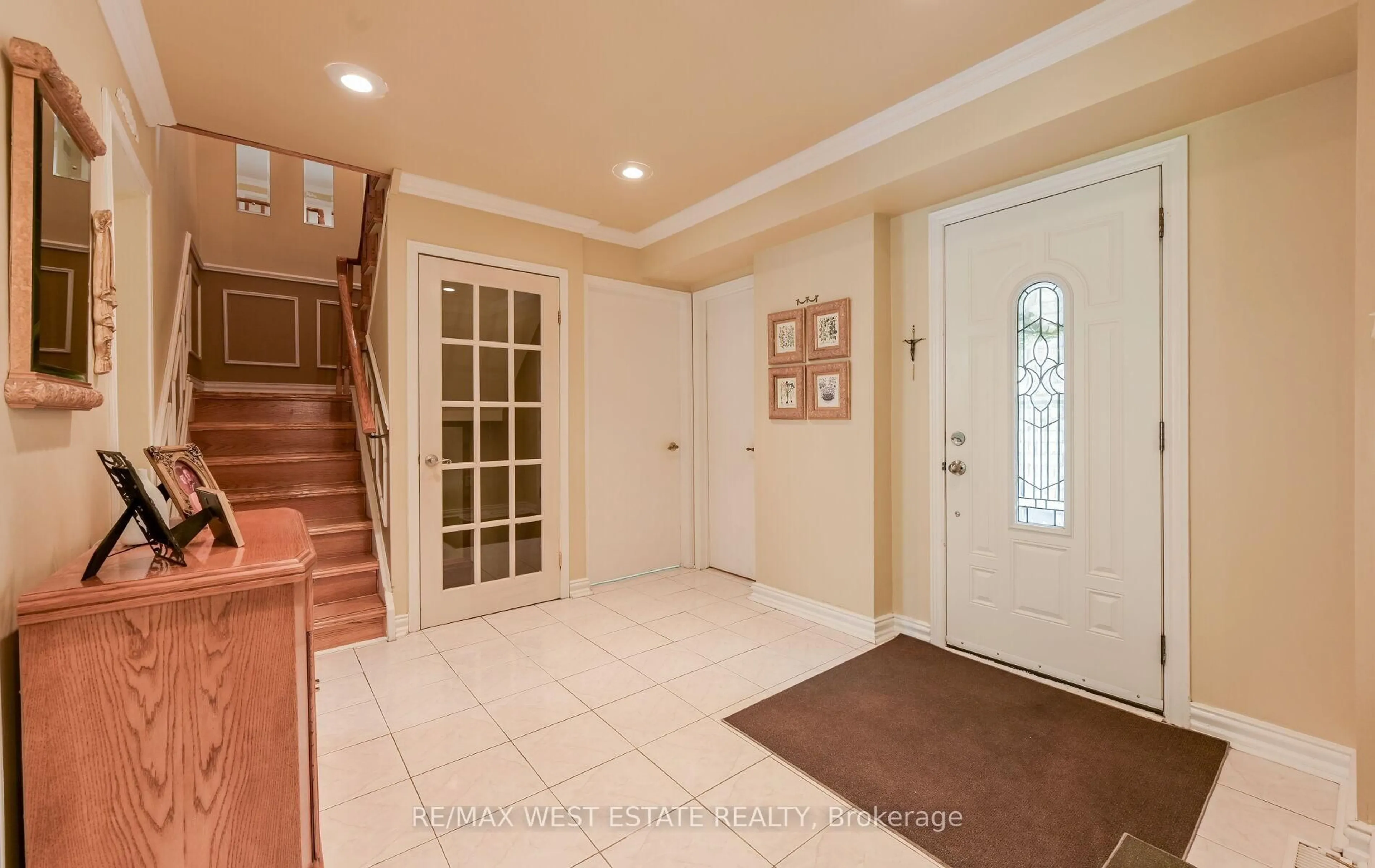 Indoor entryway for 66 La France Rd, Brampton Ontario L6S 4R2