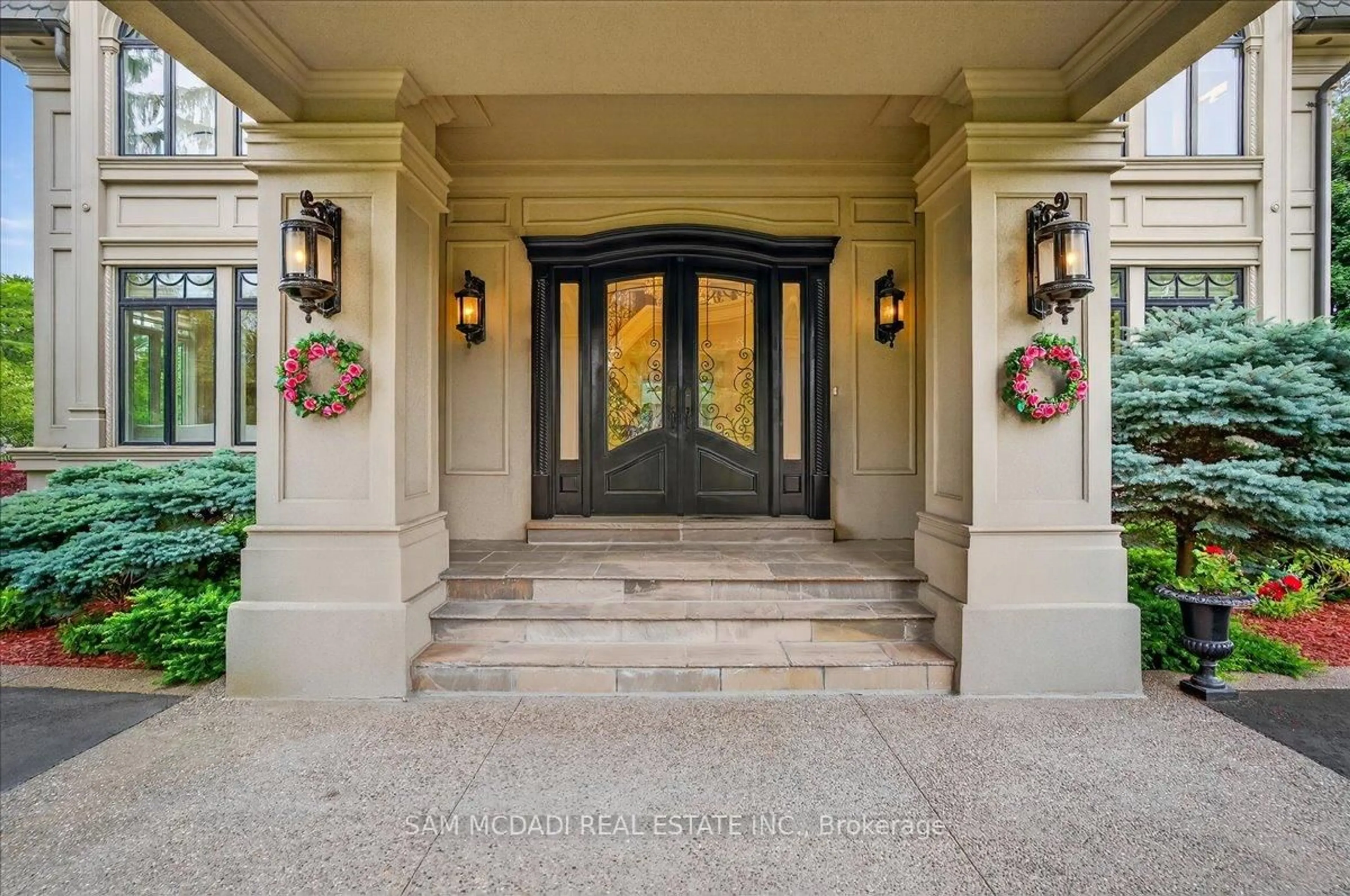 Indoor entryway for 432 Bob-O-Link Rd, Mississauga Ontario L5J 2P2
