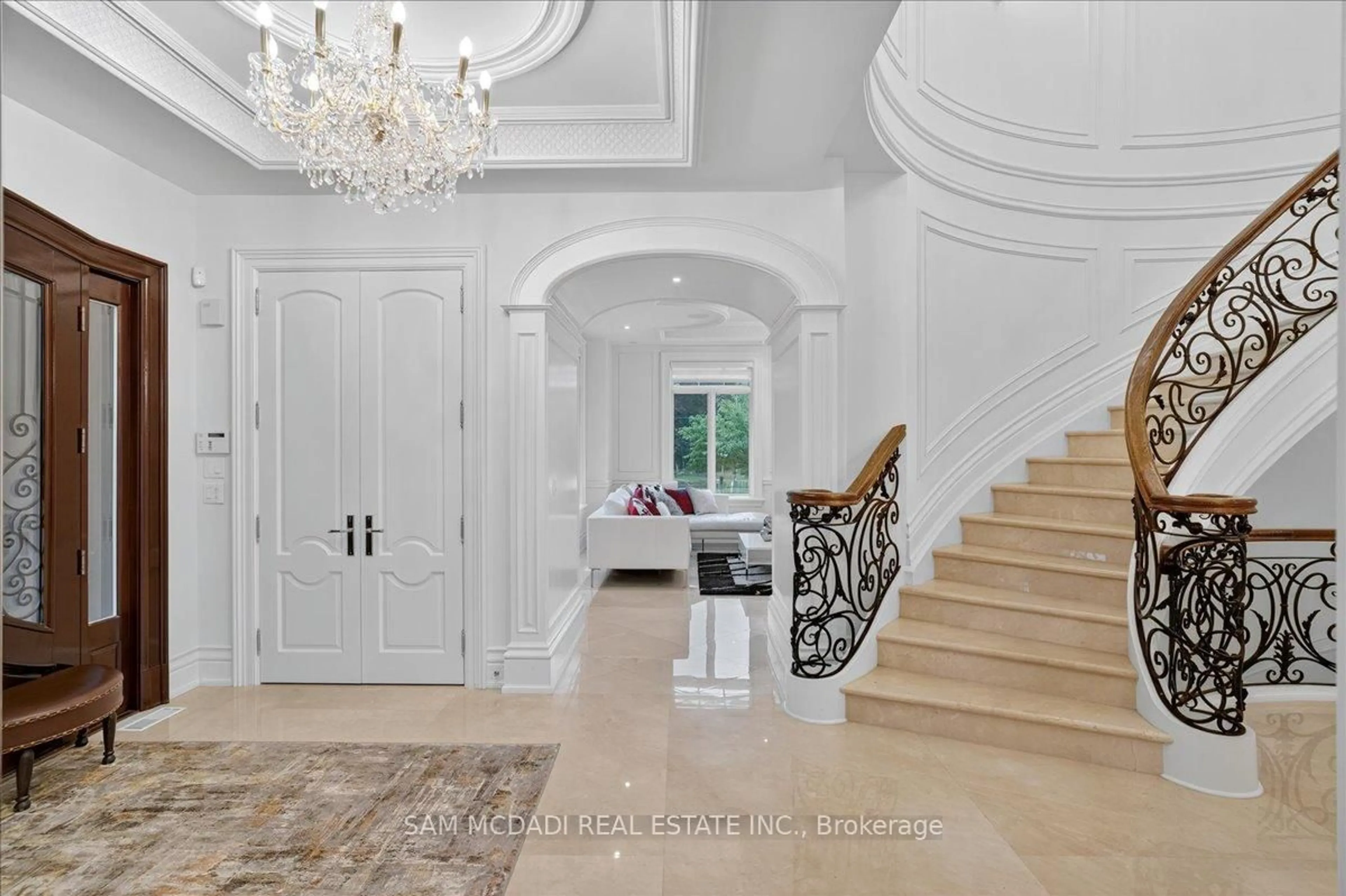 Indoor foyer for 432 Bob-O-Link Rd, Mississauga Ontario L5J 2P2