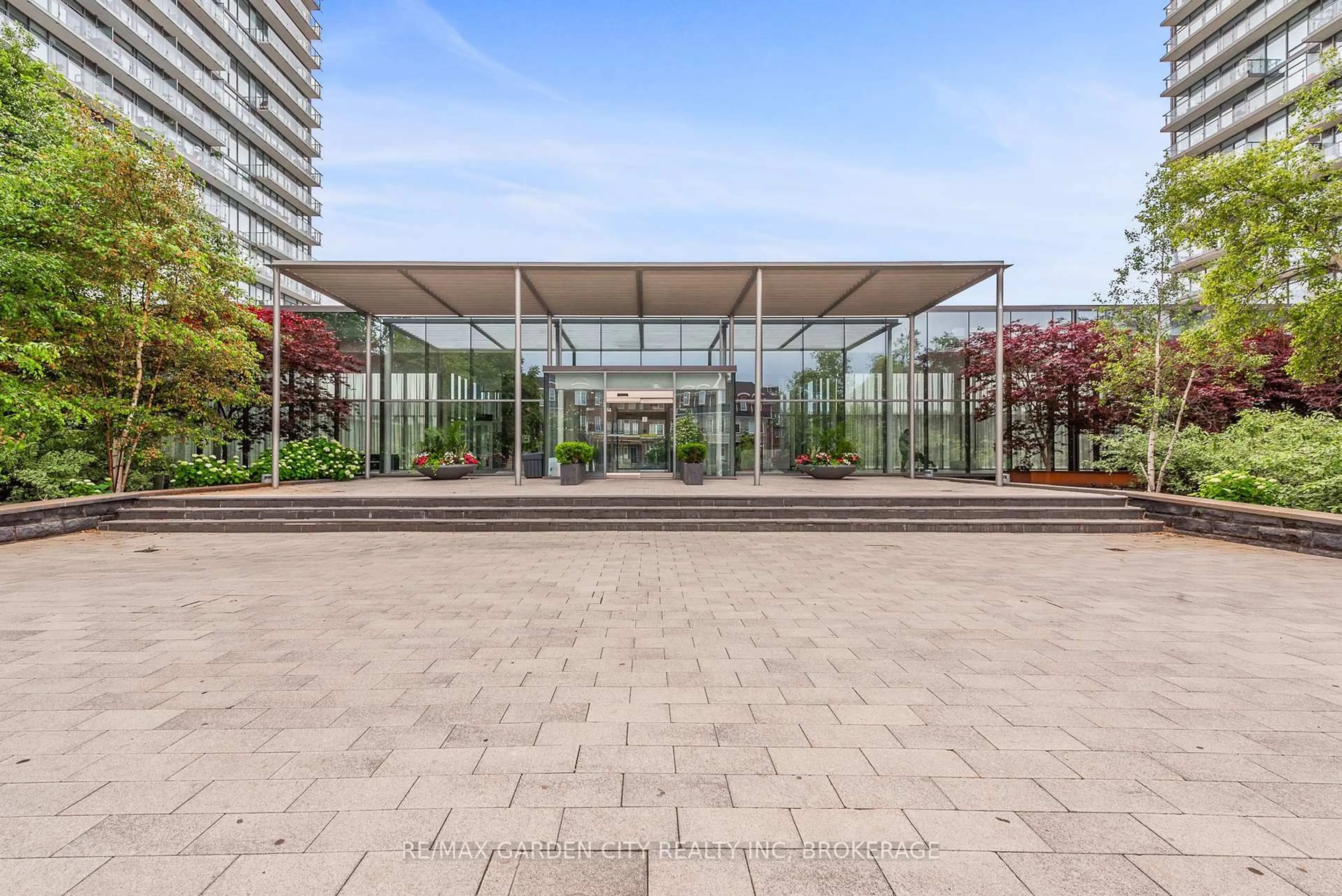 Indoor foyer for 103 The Queensway #405, Toronto Ontario M6S 5B3