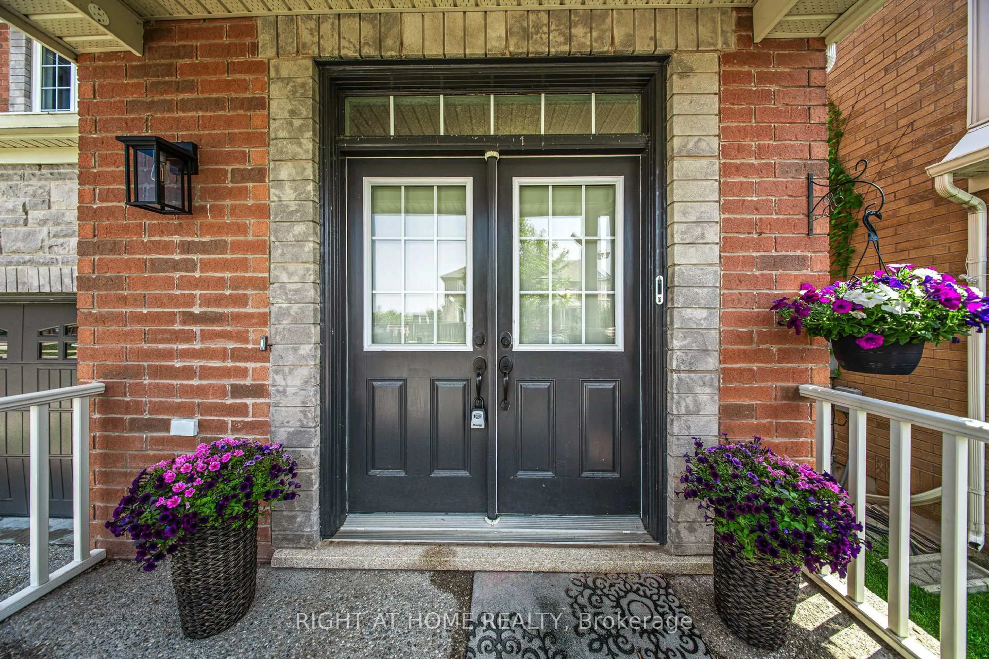 Indoor entryway for 686 Bolingbroke Dr, Milton Ontario L9T 6Z3