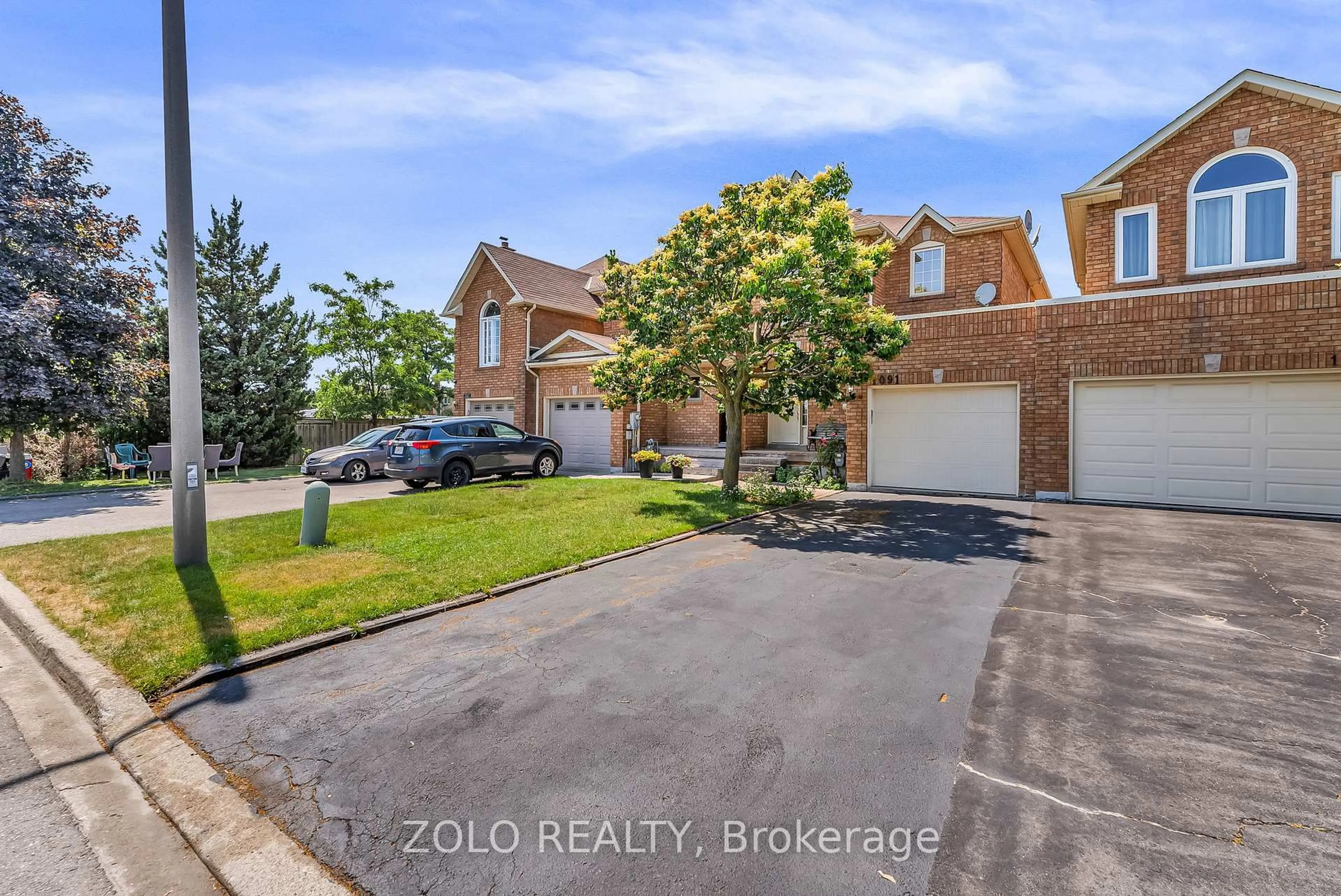 A pic from outside/outdoor area/front of a property/back of a property/a pic from drone, street for 1091 Wilmington Dr, Mississauga Ontario L5V 1R5