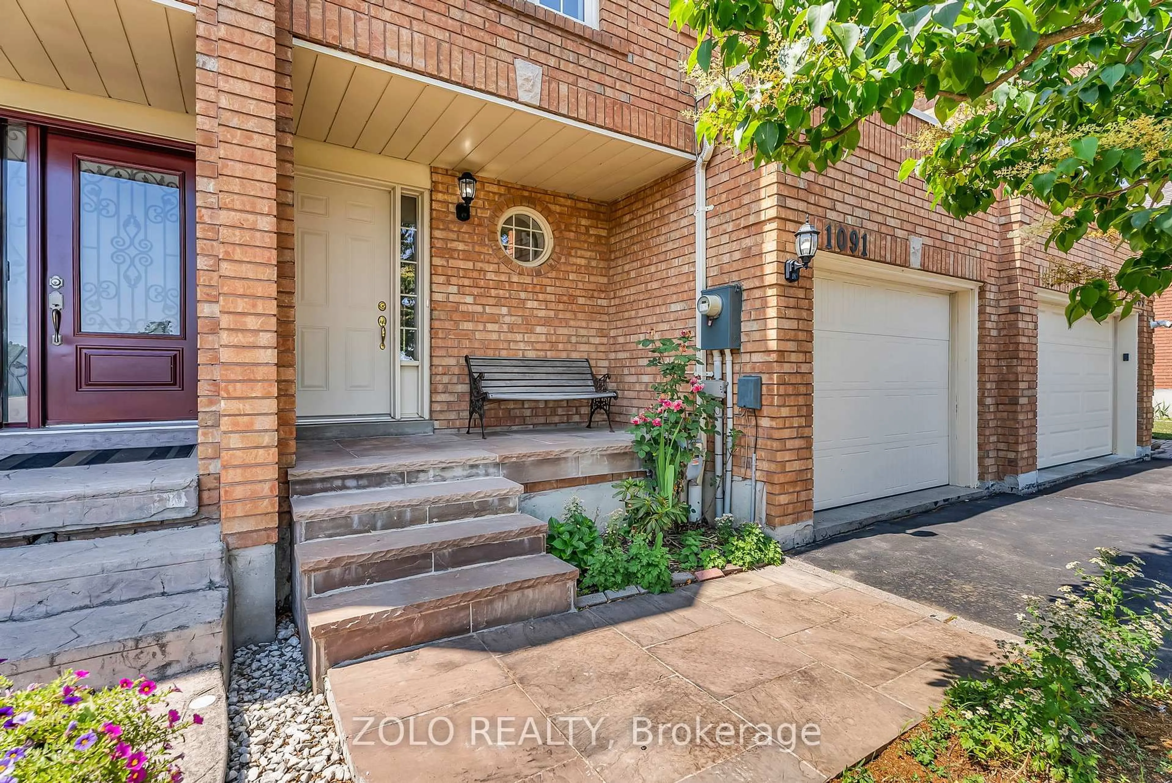 Indoor entryway for 1091 Wilmington Dr, Mississauga Ontario L5V 1R5