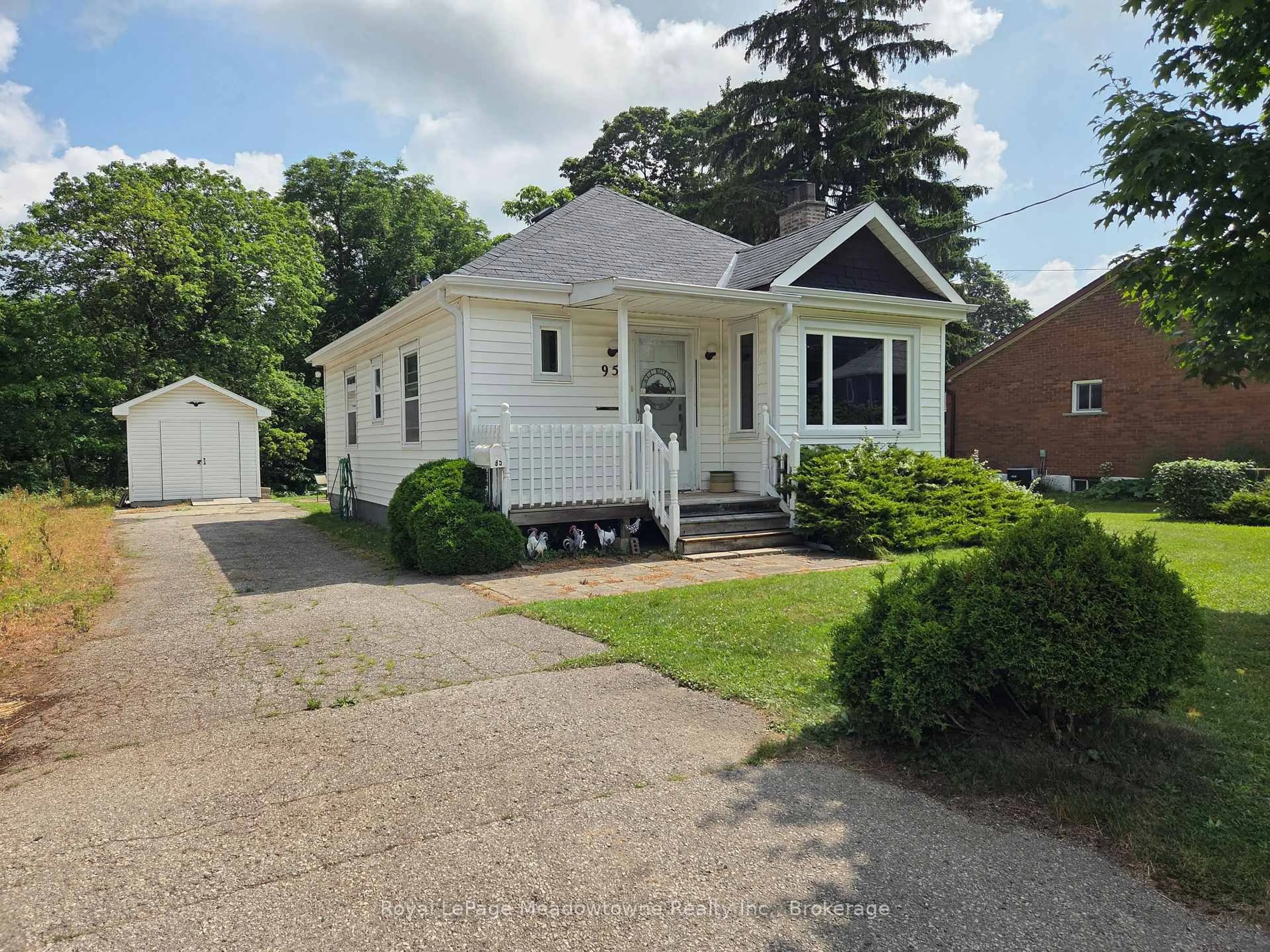 A pic from outside/outdoor area/front of a property/back of a property/a pic from drone, street for 95 Poplar Ave, Halton Hills Ontario L7J 2E3