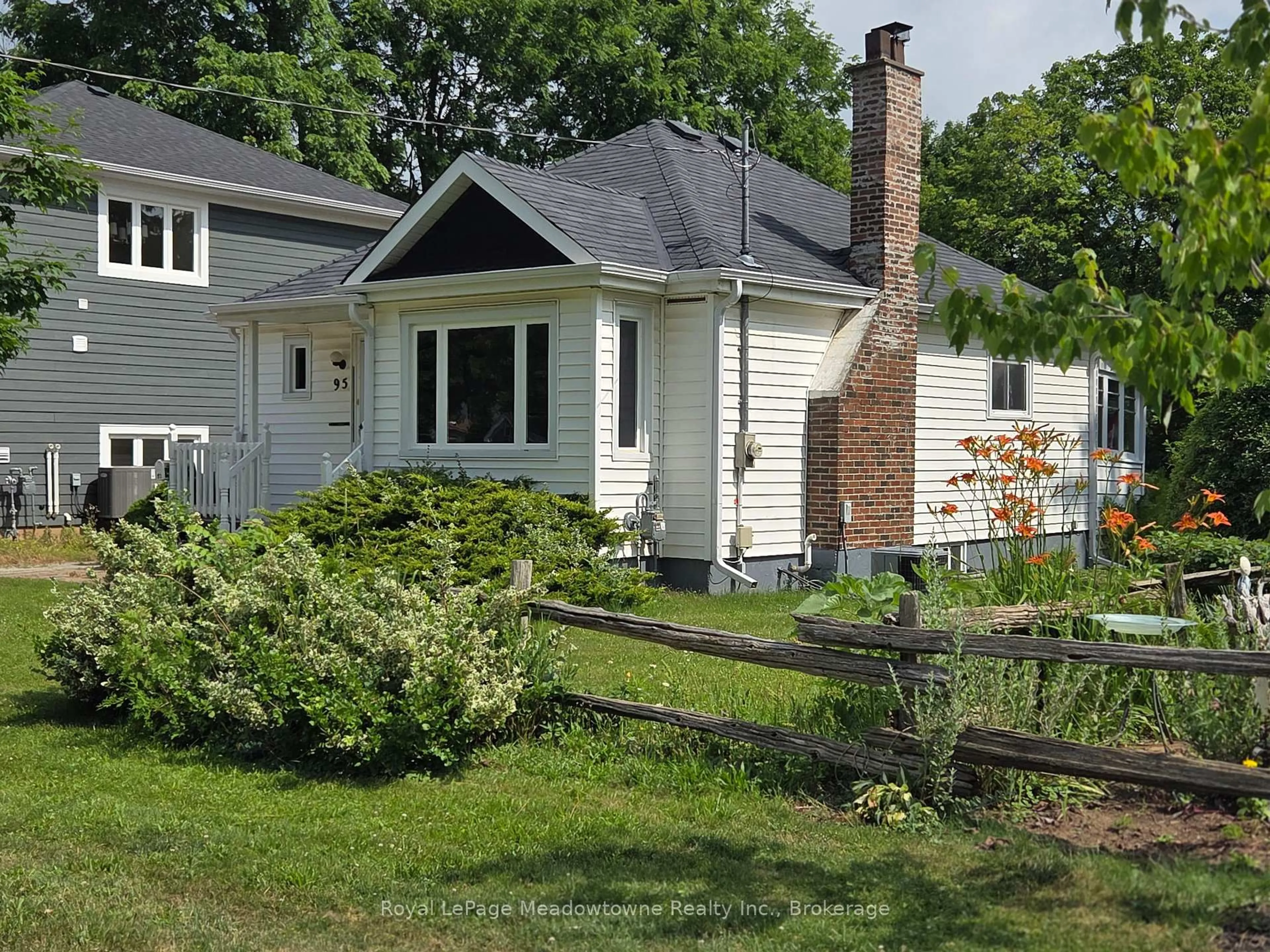 Home with vinyl exterior material, street for 95 Poplar Ave, Halton Hills Ontario L7J 2E3