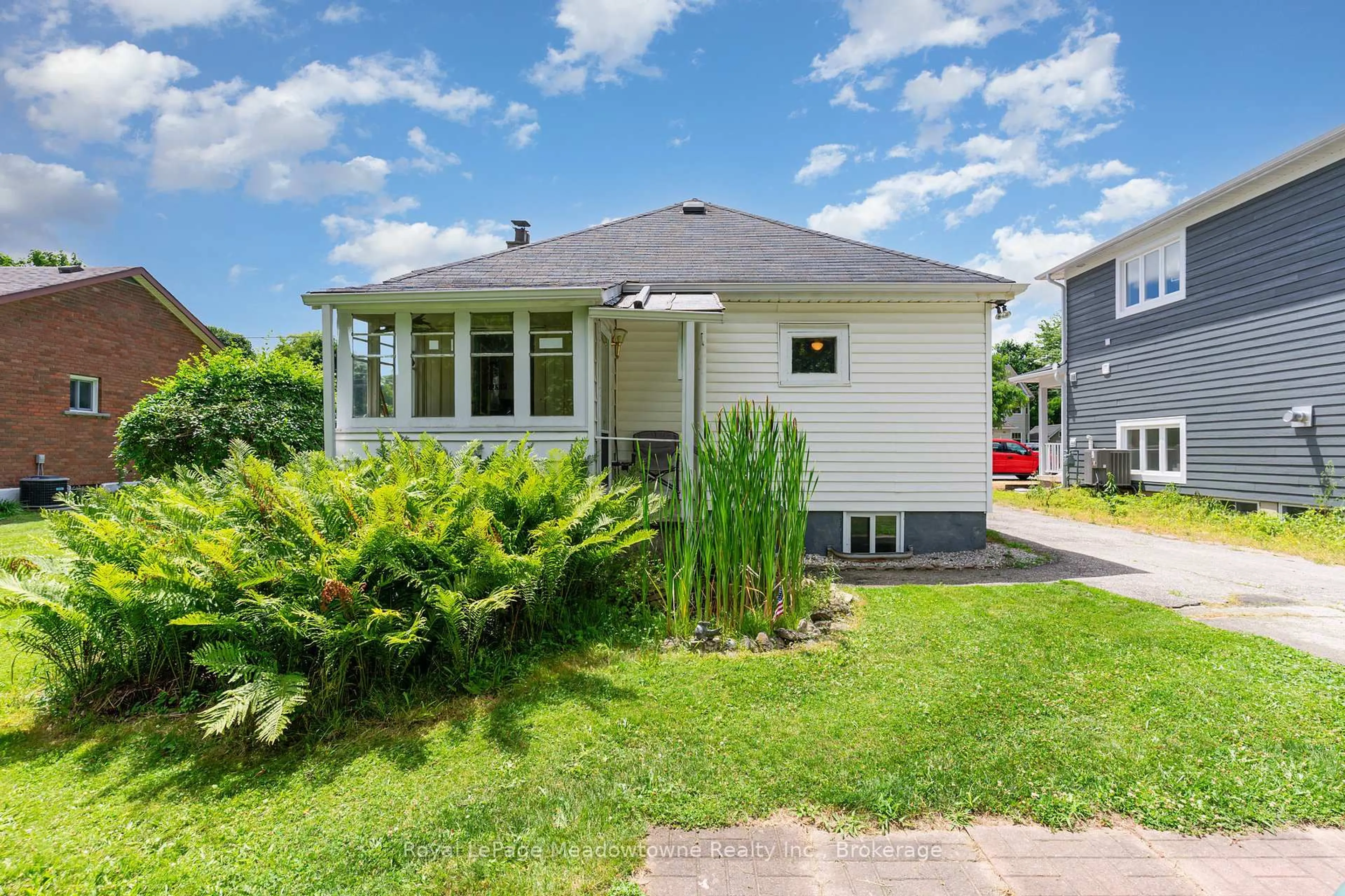 Home with vinyl exterior material, street for 95 Poplar Ave, Halton Hills Ontario L7J 2E3