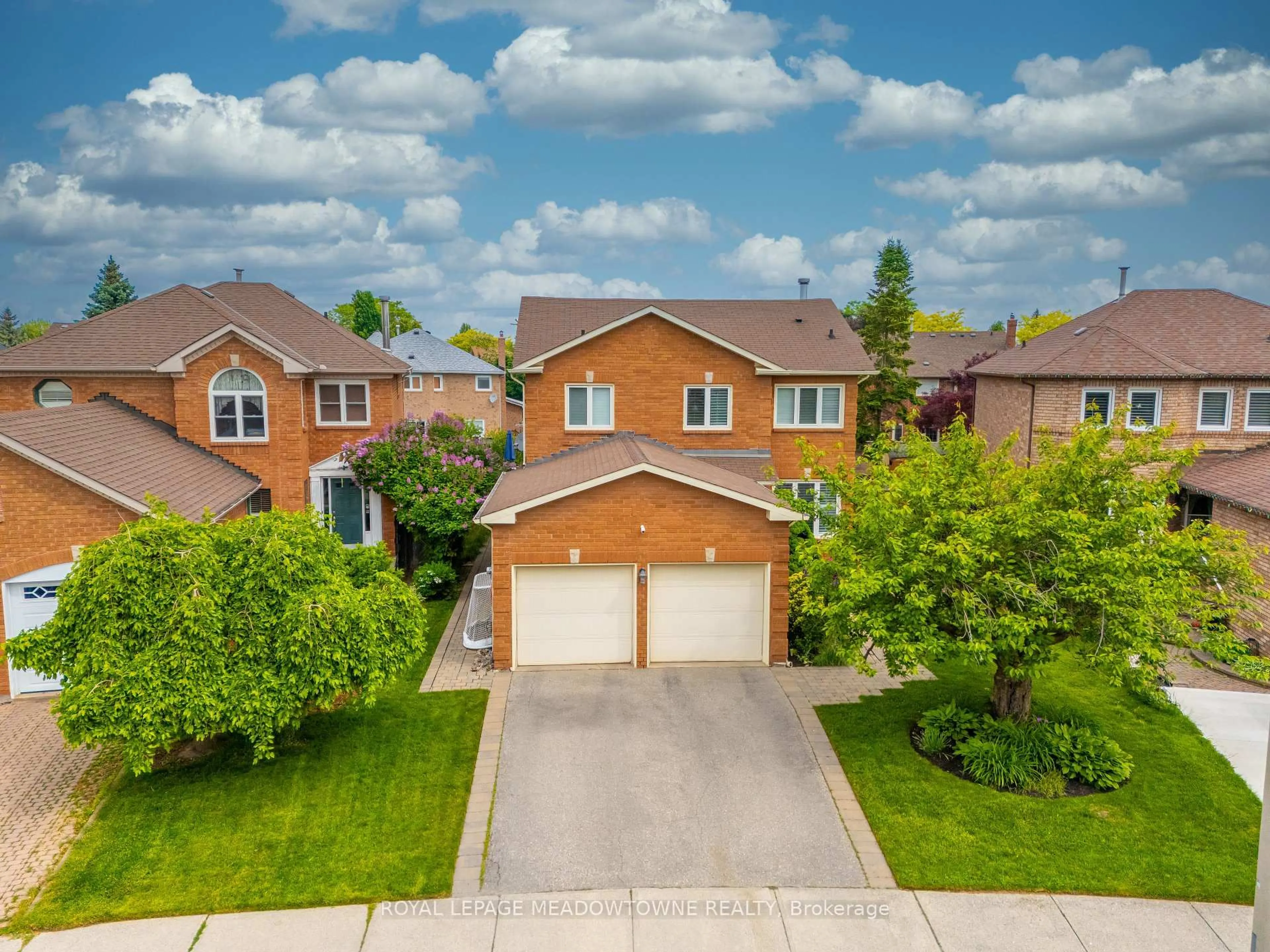 A pic from outside/outdoor area/front of a property/back of a property/a pic from drone, street for 51 Roane Ave, Halton Hills Ontario L7G 5K5