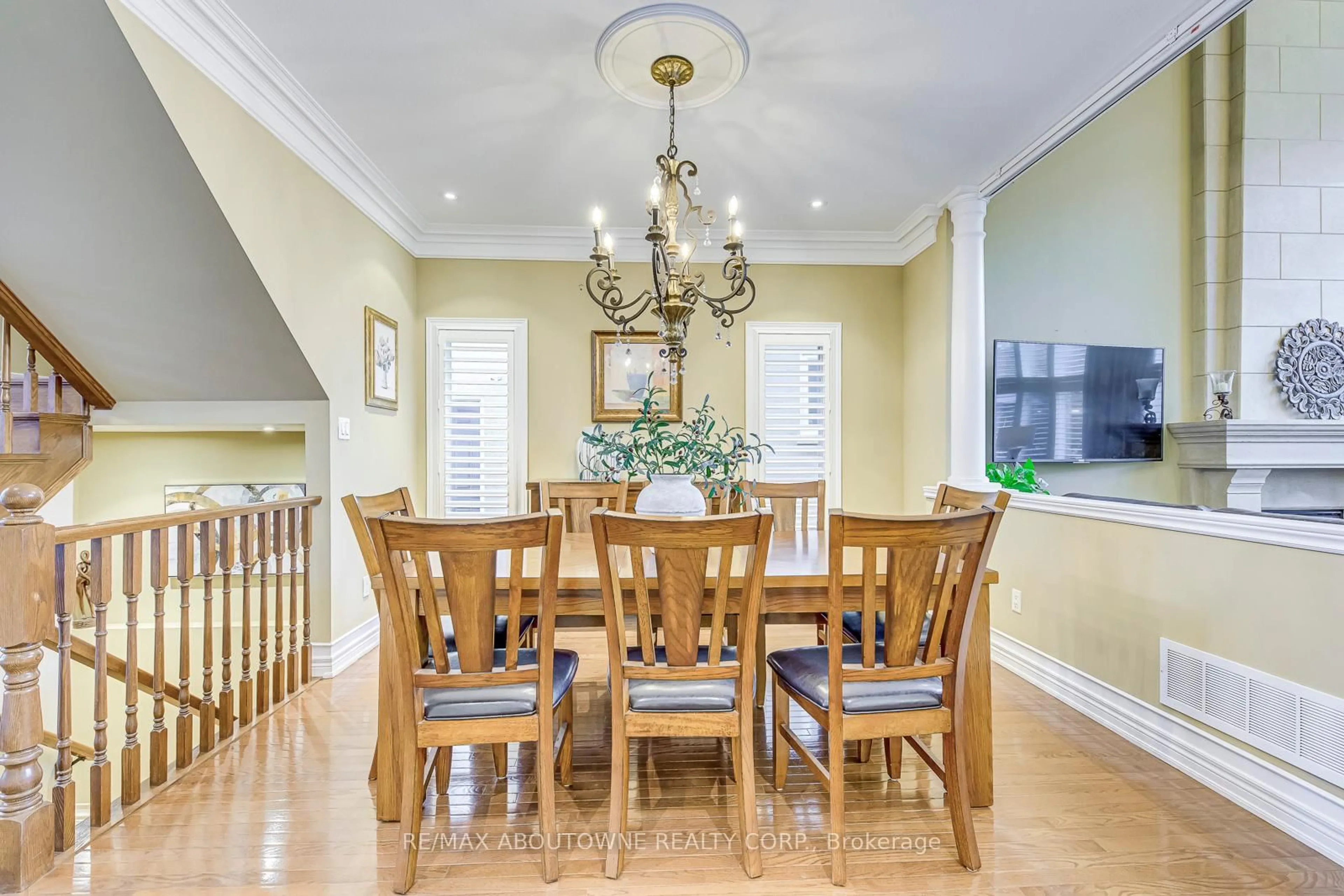 Dining room, wood/laminate floor for 2353 Kwinter Rd, Oakville Ontario L6M 0H3