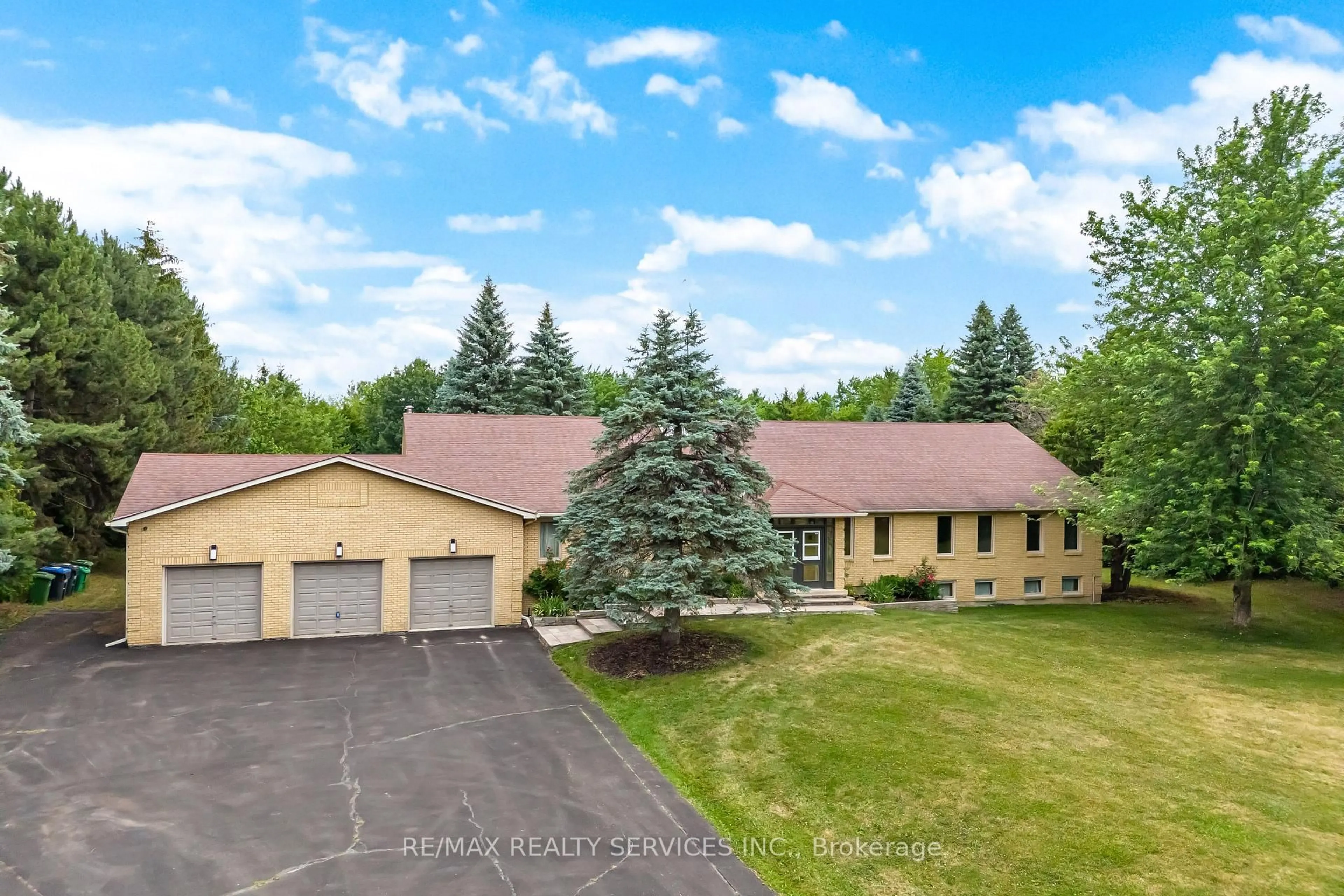 A pic from outside/outdoor area/front of a property/back of a property/a pic from drone, unknown for 22 Rosegarden Dr, Brampton Ontario L6P 0E6