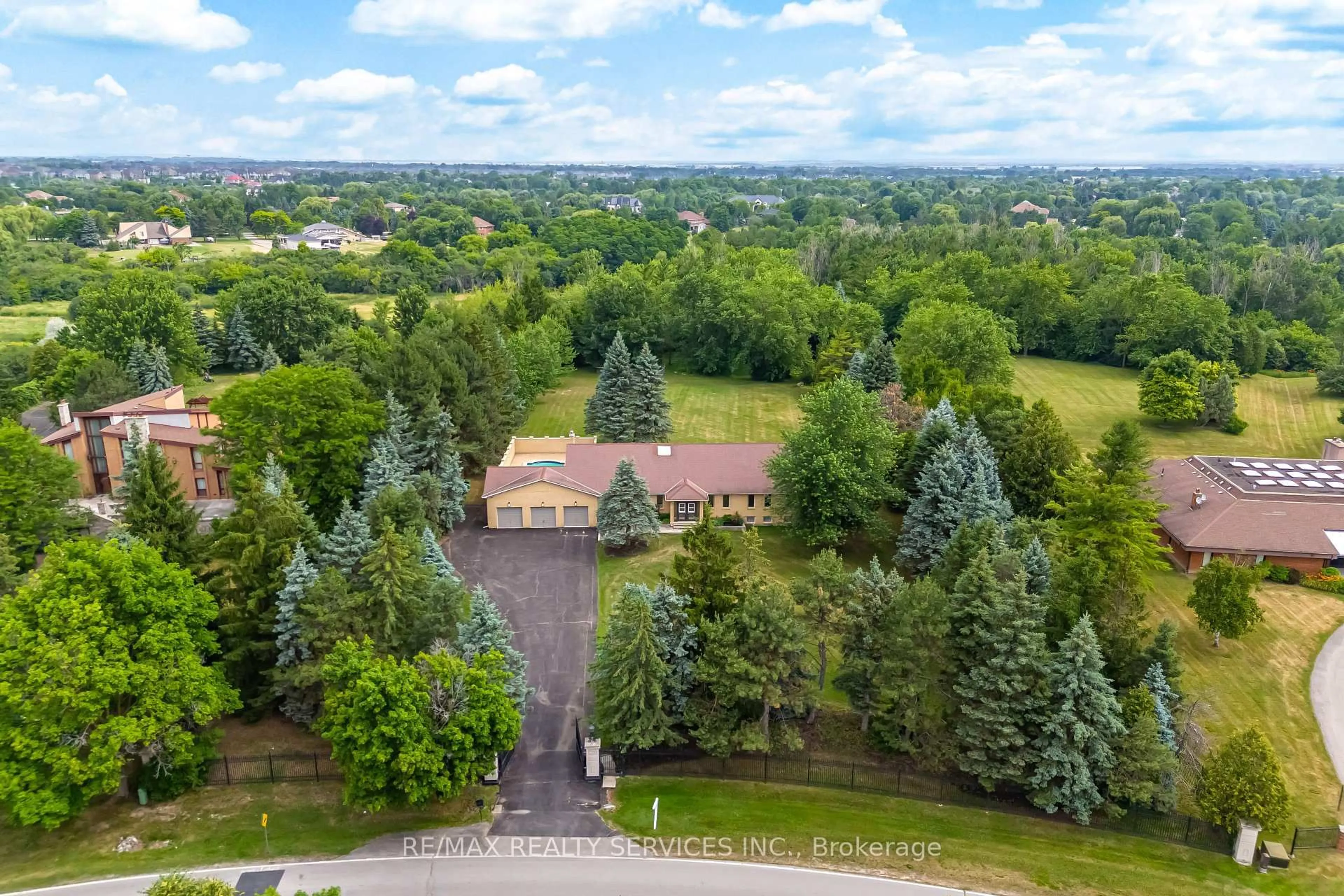 A pic from outside/outdoor area/front of a property/back of a property/a pic from drone, mountain view for 22 Rosegarden Dr, Brampton Ontario L6P 0E6