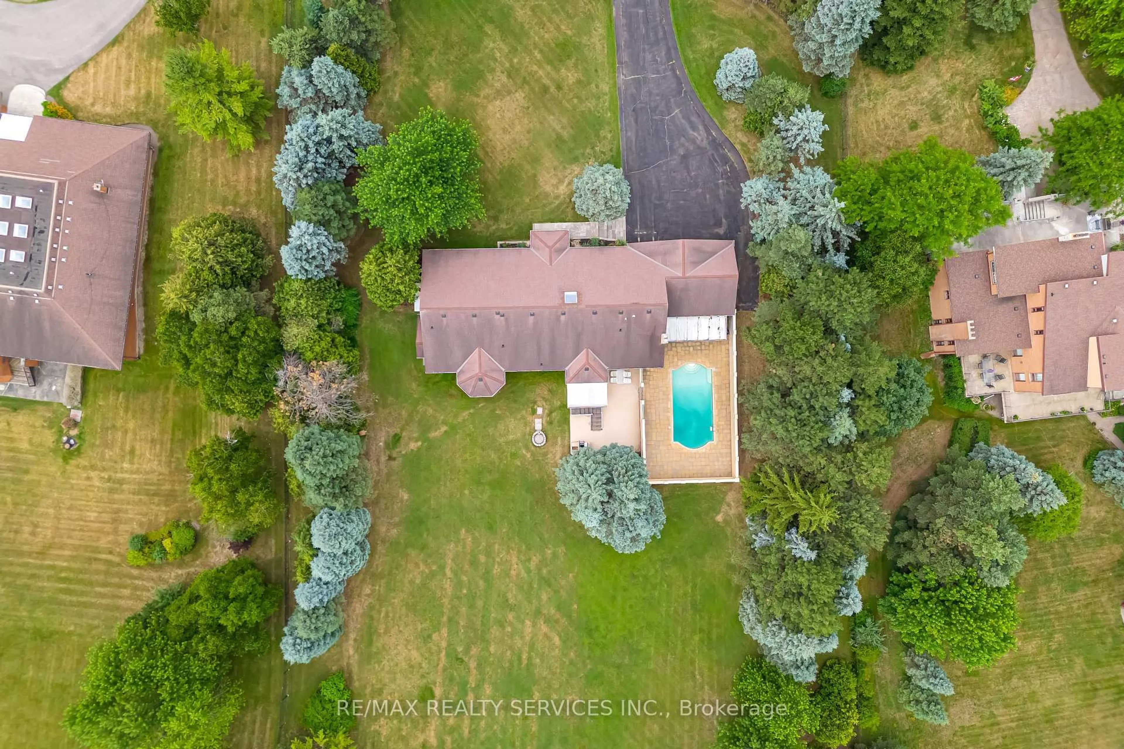 A pic from outside/outdoor area/front of a property/back of a property/a pic from drone, water/lake/river/ocean view for 22 Rosegarden Dr, Brampton Ontario L6P 0E6