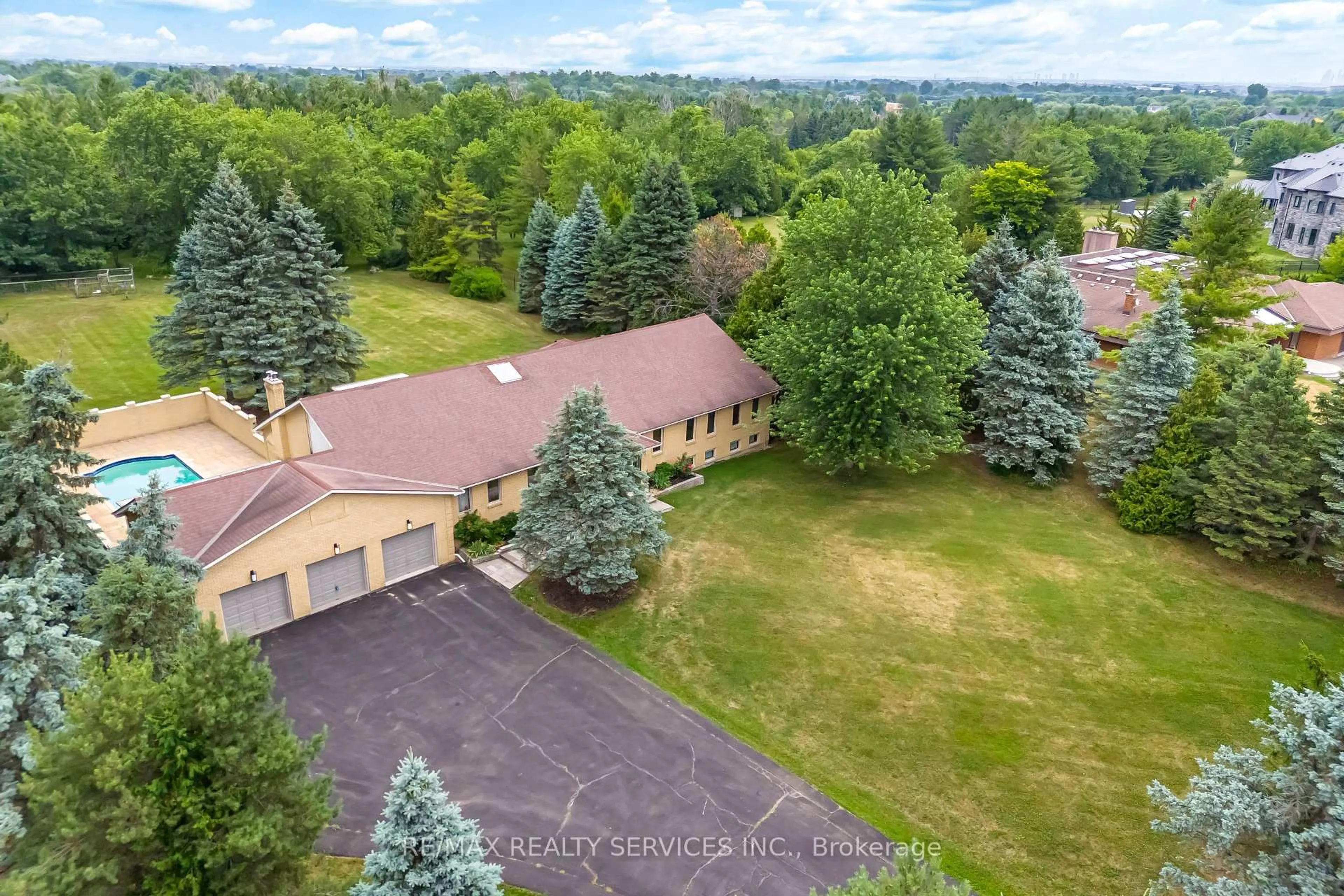 A pic from outside/outdoor area/front of a property/back of a property/a pic from drone, unknown for 22 Rosegarden Dr, Brampton Ontario L6P 0E6