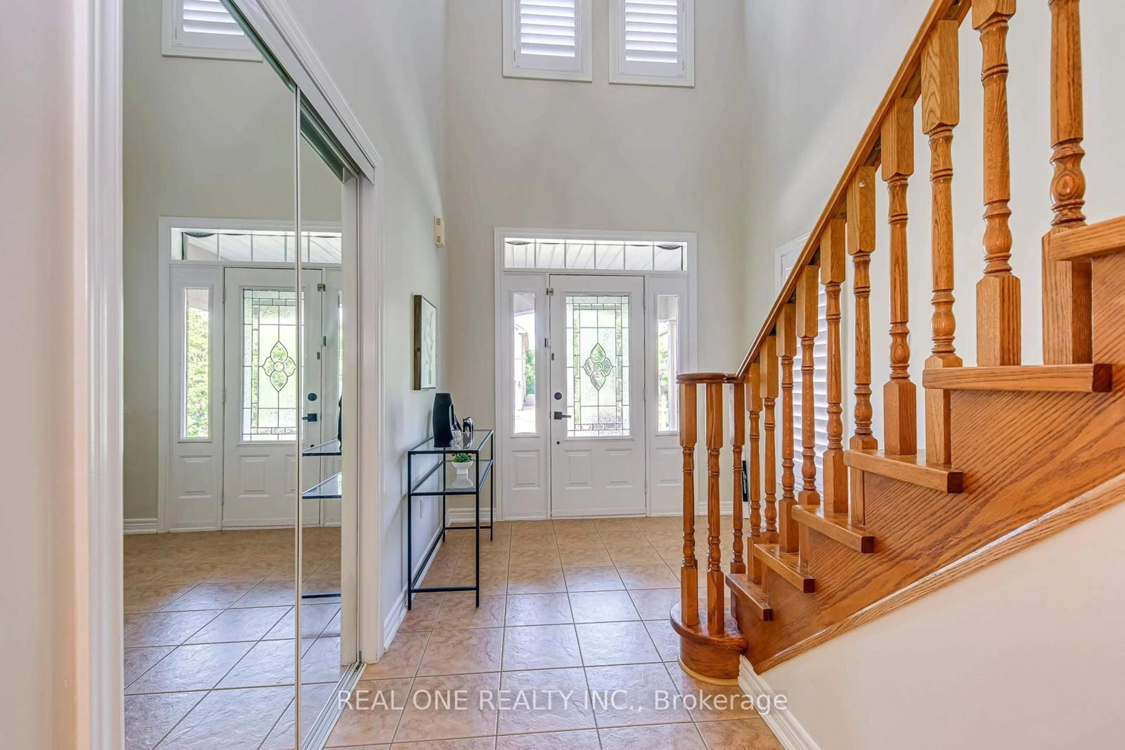 Indoor entryway for 2337 Hilda Dr, Oakville Ontario L6H 7M9